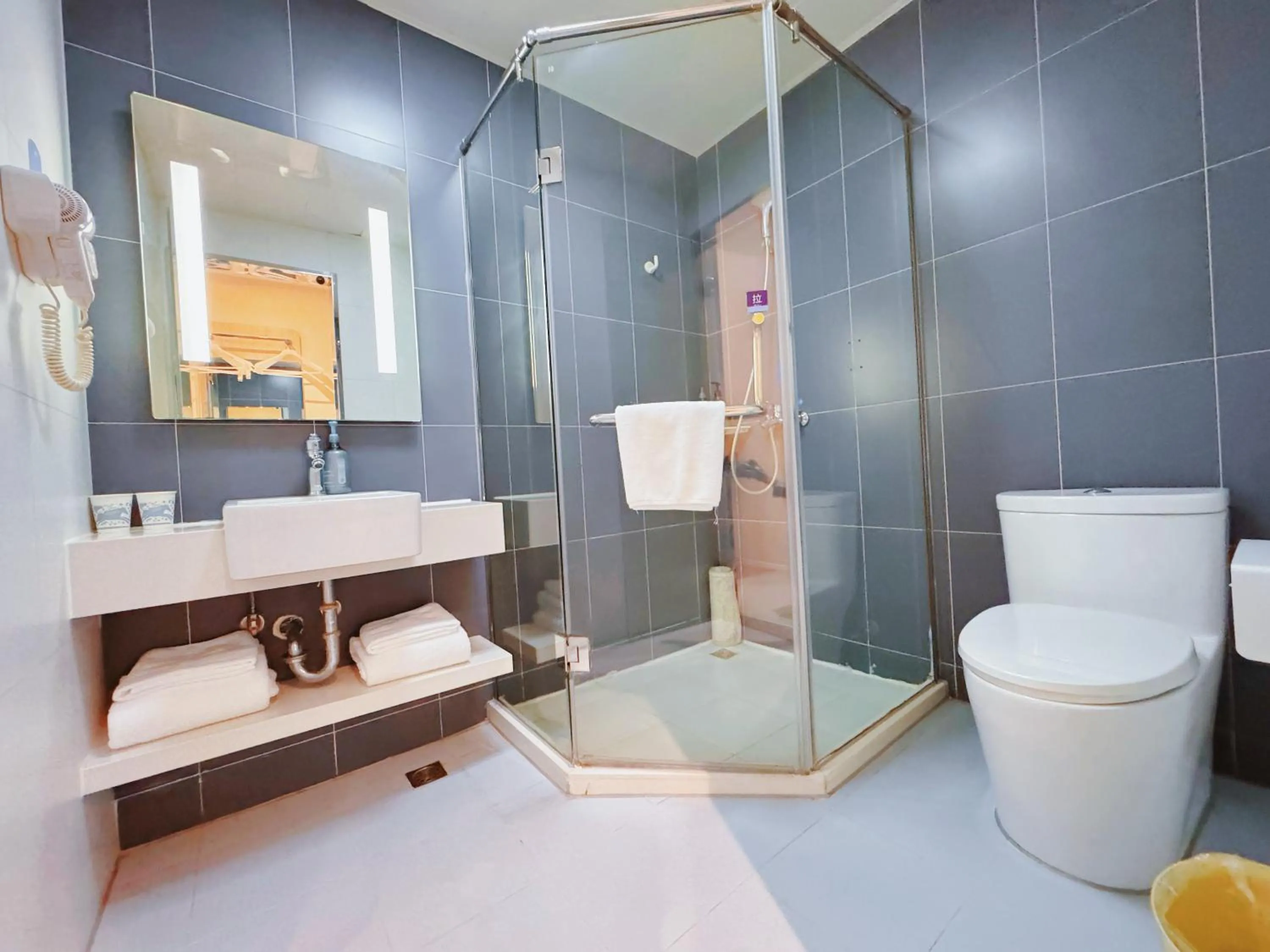 Toilet in Hanting Hotel Shanghai Wujing Pedestrian Street