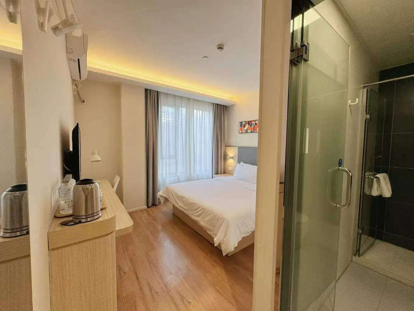 Photo of the whole room, Bed in Hanting Hotel Shanghai Wujing Pedestrian Street