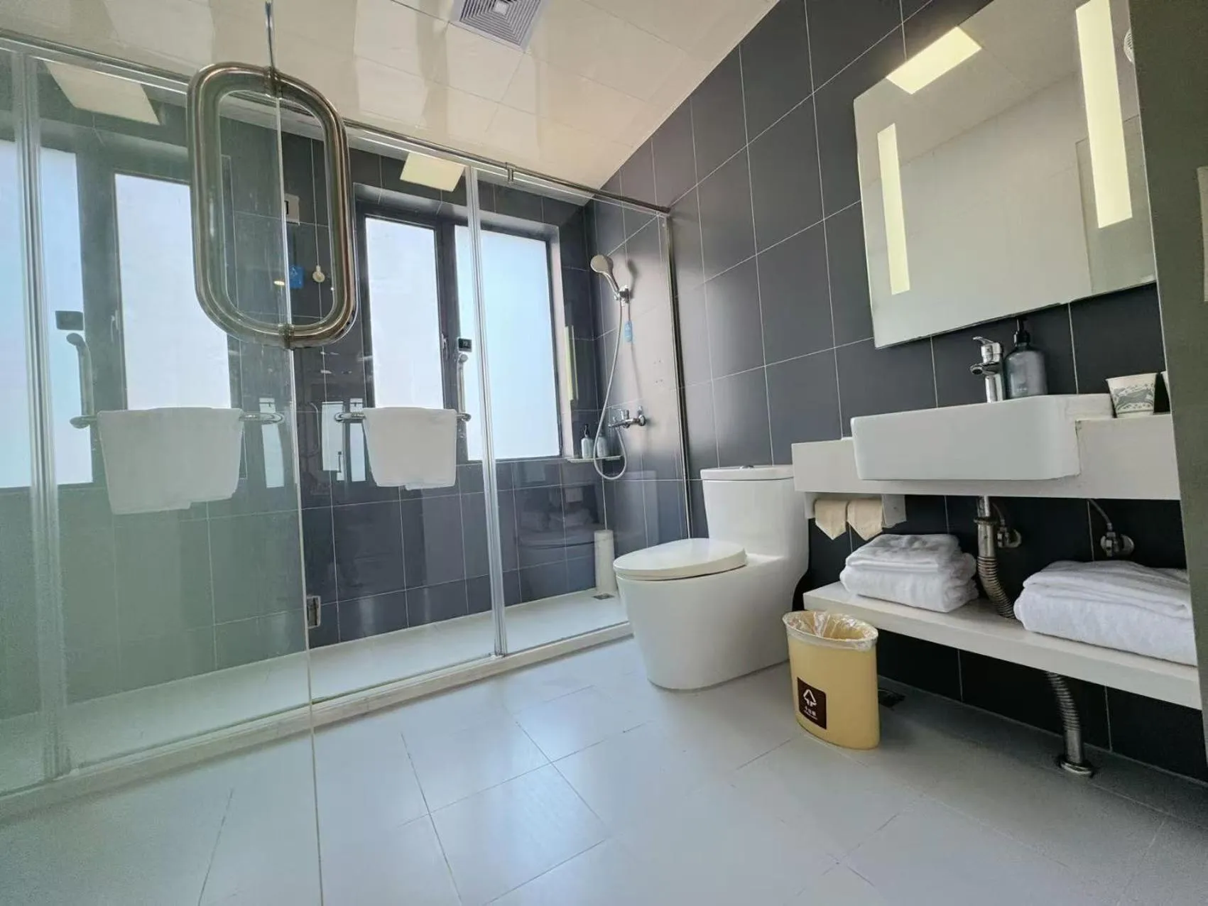 Toilet in Hanting Hotel Shanghai Wujing Pedestrian Street