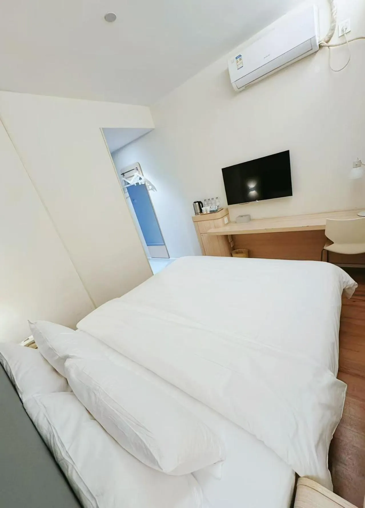 Photo of the whole room, Bed in Hanting Hotel Shanghai Wujing Pedestrian Street