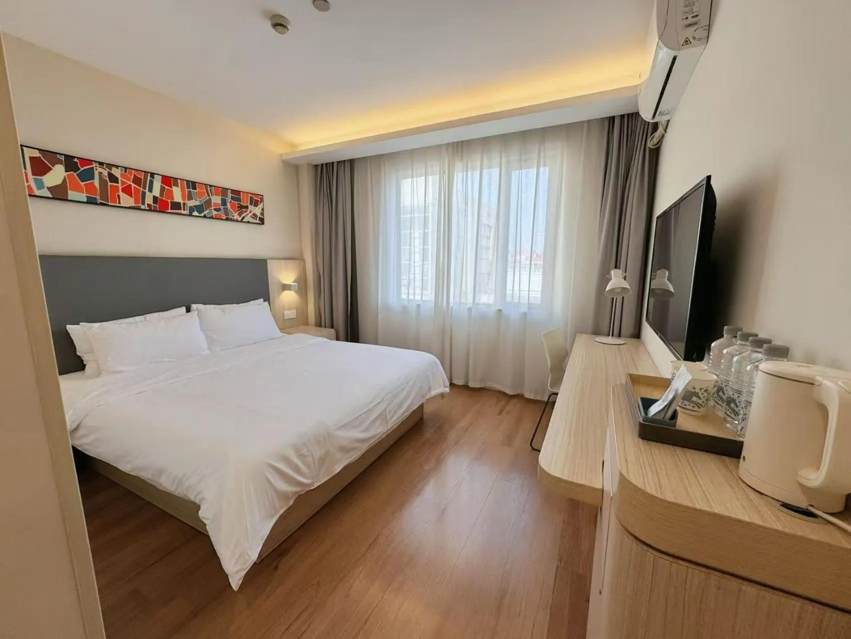 Photo of the whole room, Bed in Hanting Hotel Shanghai Wujing Pedestrian Street