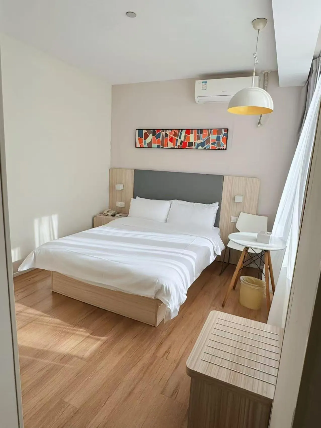 Photo of the whole room, Bed in Hanting Hotel Shanghai Wujing Pedestrian Street