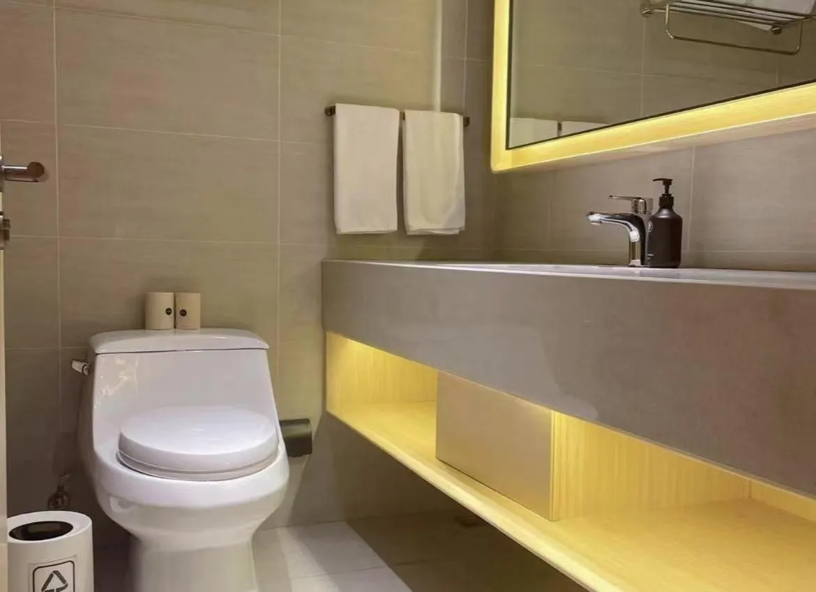 Toilet in JI Hotel Shanghai Wujing East China Normal University