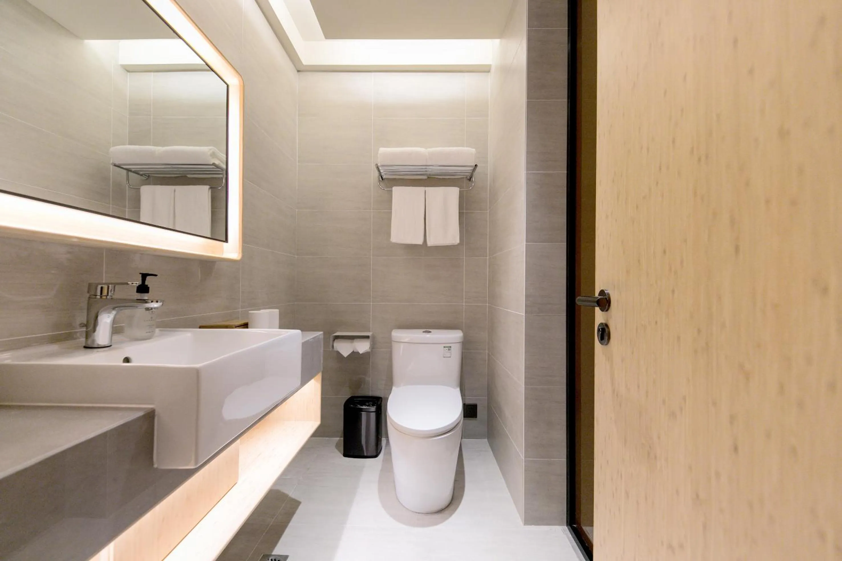 Toilet in JI Hotel Shanghai Wujiaochang Huangxing Road