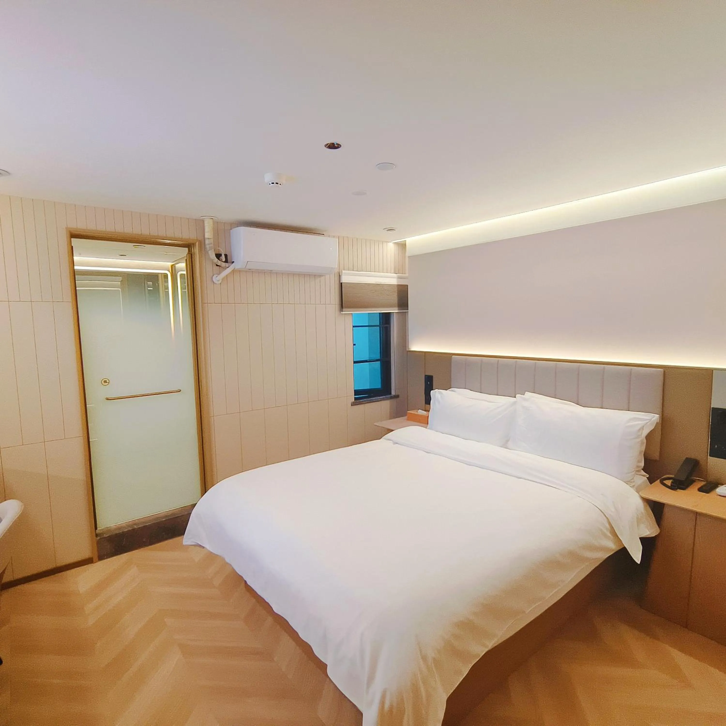 Photo of the whole room, Bed in Starway Hotel Shanghai Wujiaochang Changhai Hospital