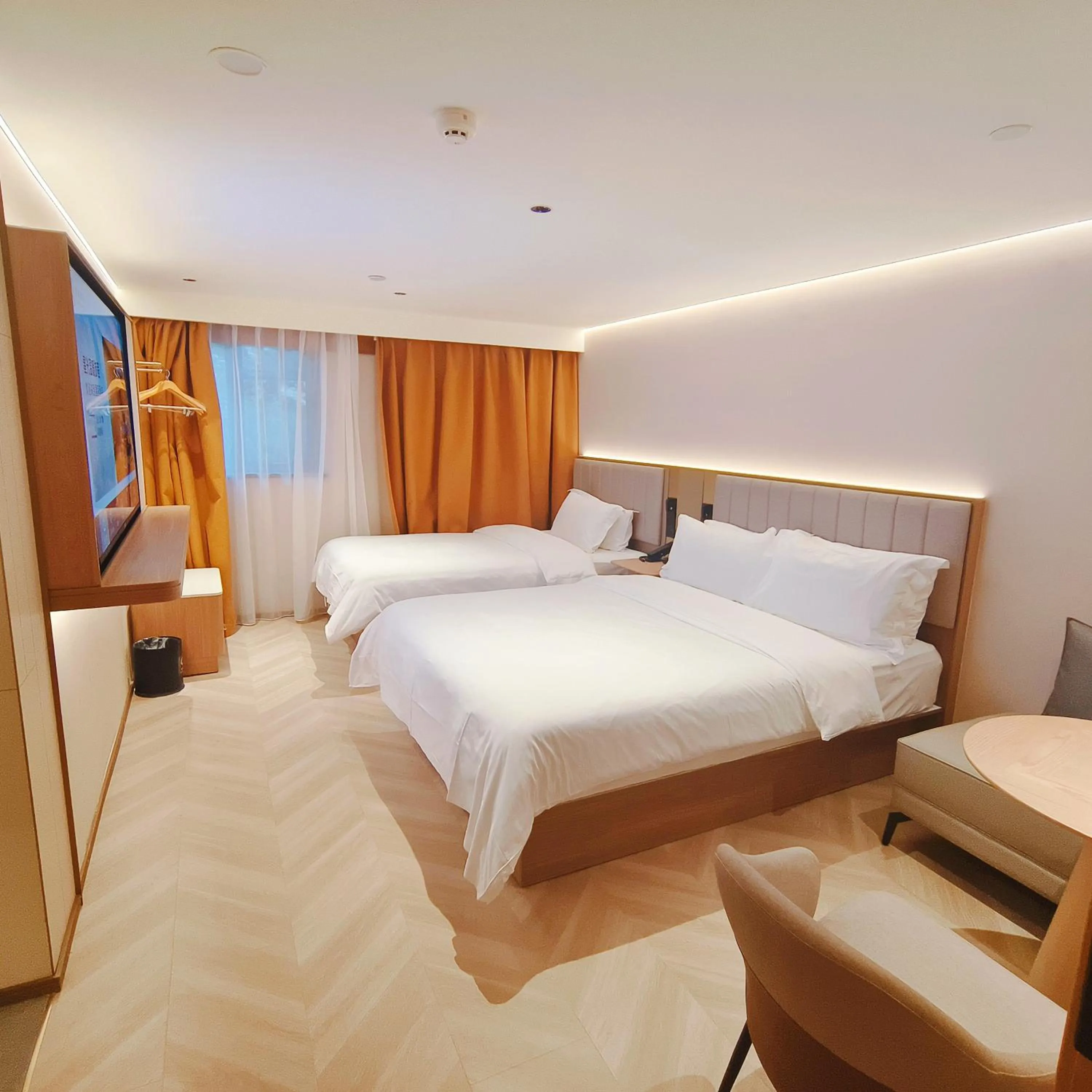Photo of the whole room, Bed in Starway Hotel Shanghai Wujiaochang Changhai Hospital