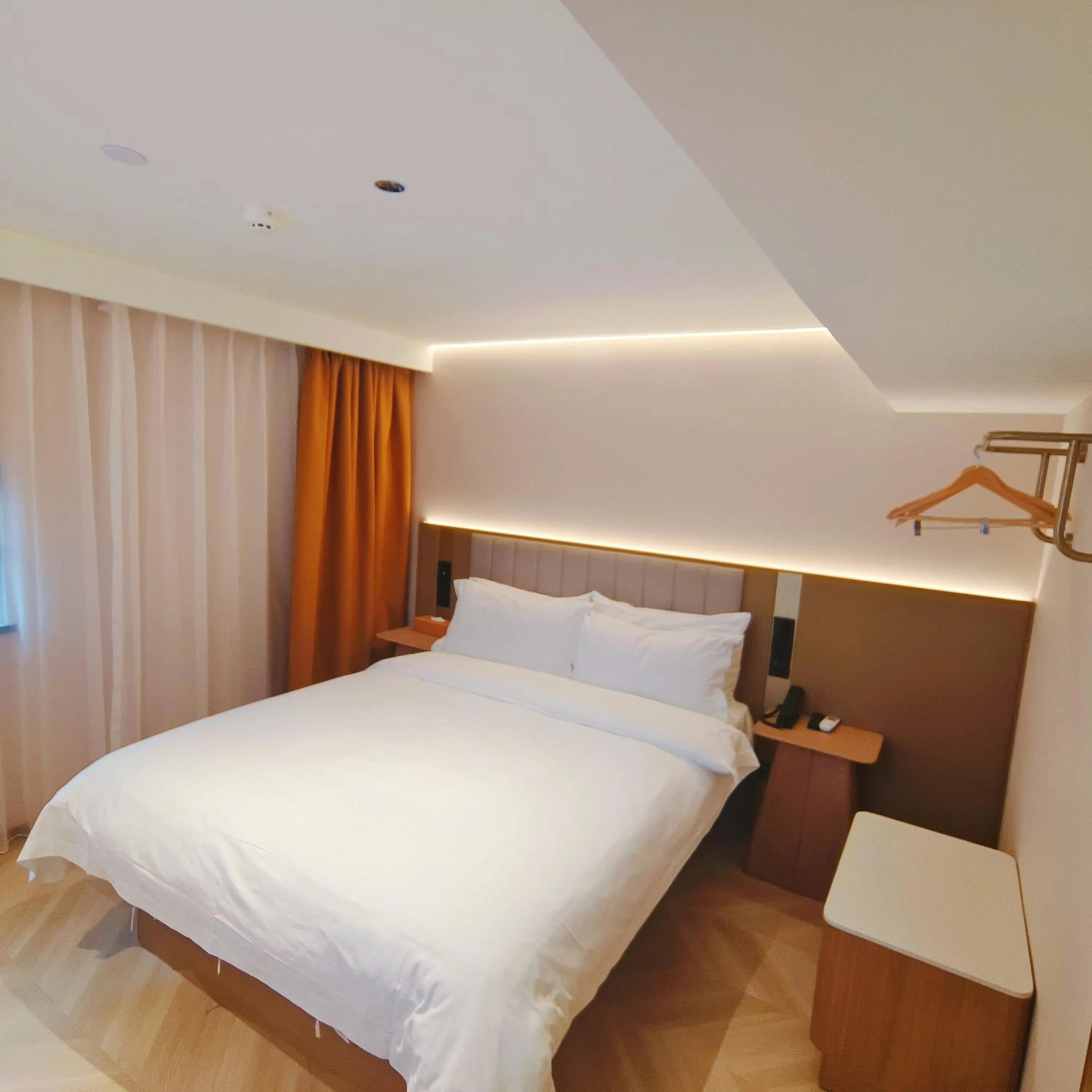 Photo of the whole room, Bed in Starway Hotel Shanghai Wujiaochang Changhai Hospital