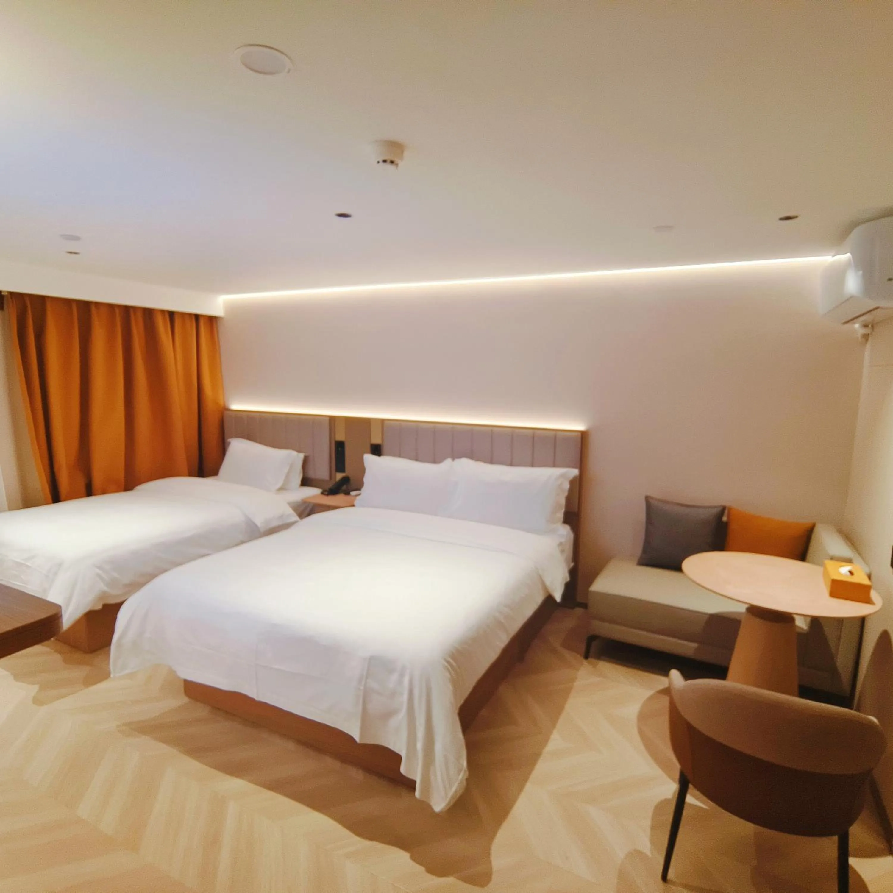Photo of the whole room, Bed in Starway Hotel Shanghai Wujiaochang Changhai Hospital