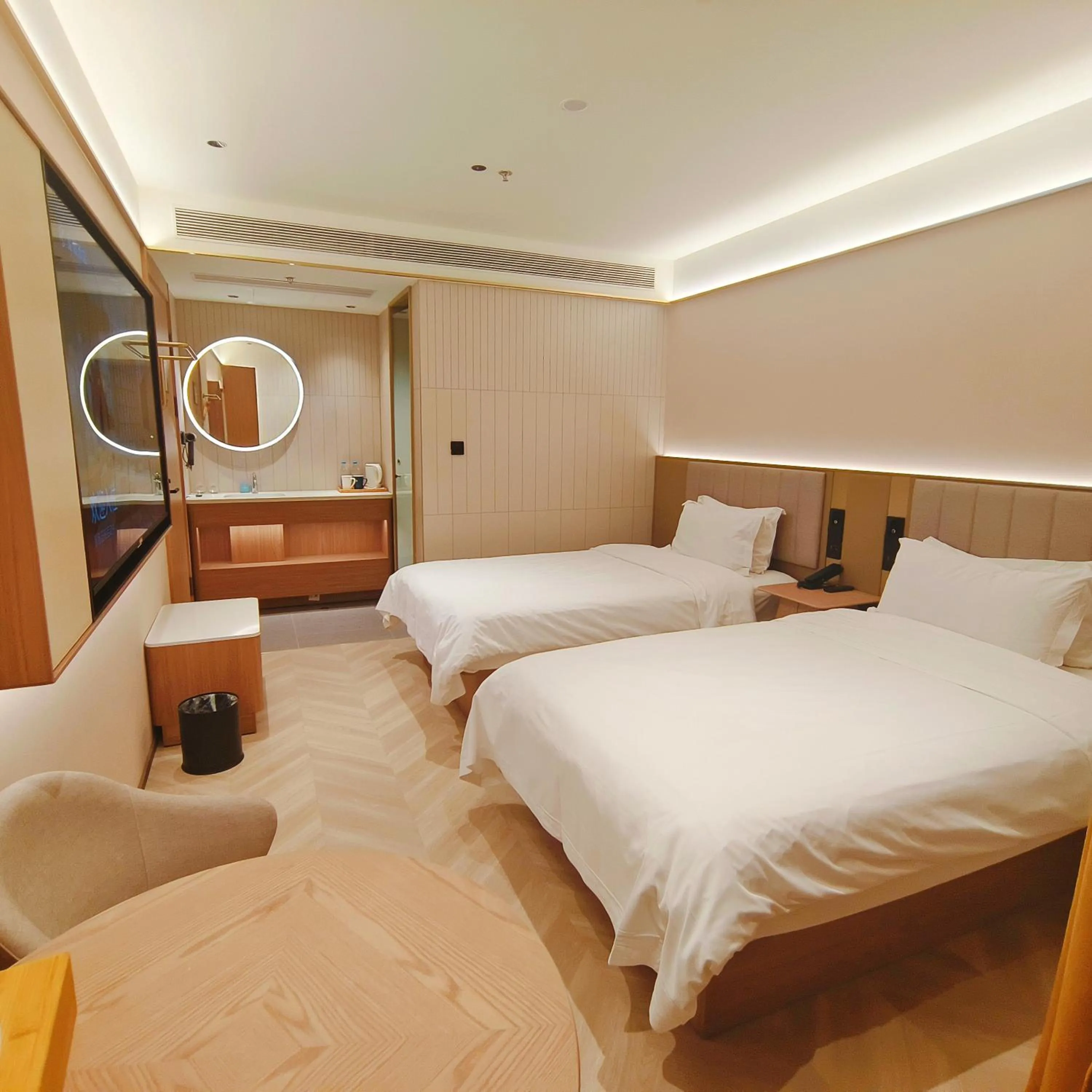 Photo of the whole room, Bed in Starway Hotel Shanghai Wujiaochang Changhai Hospital