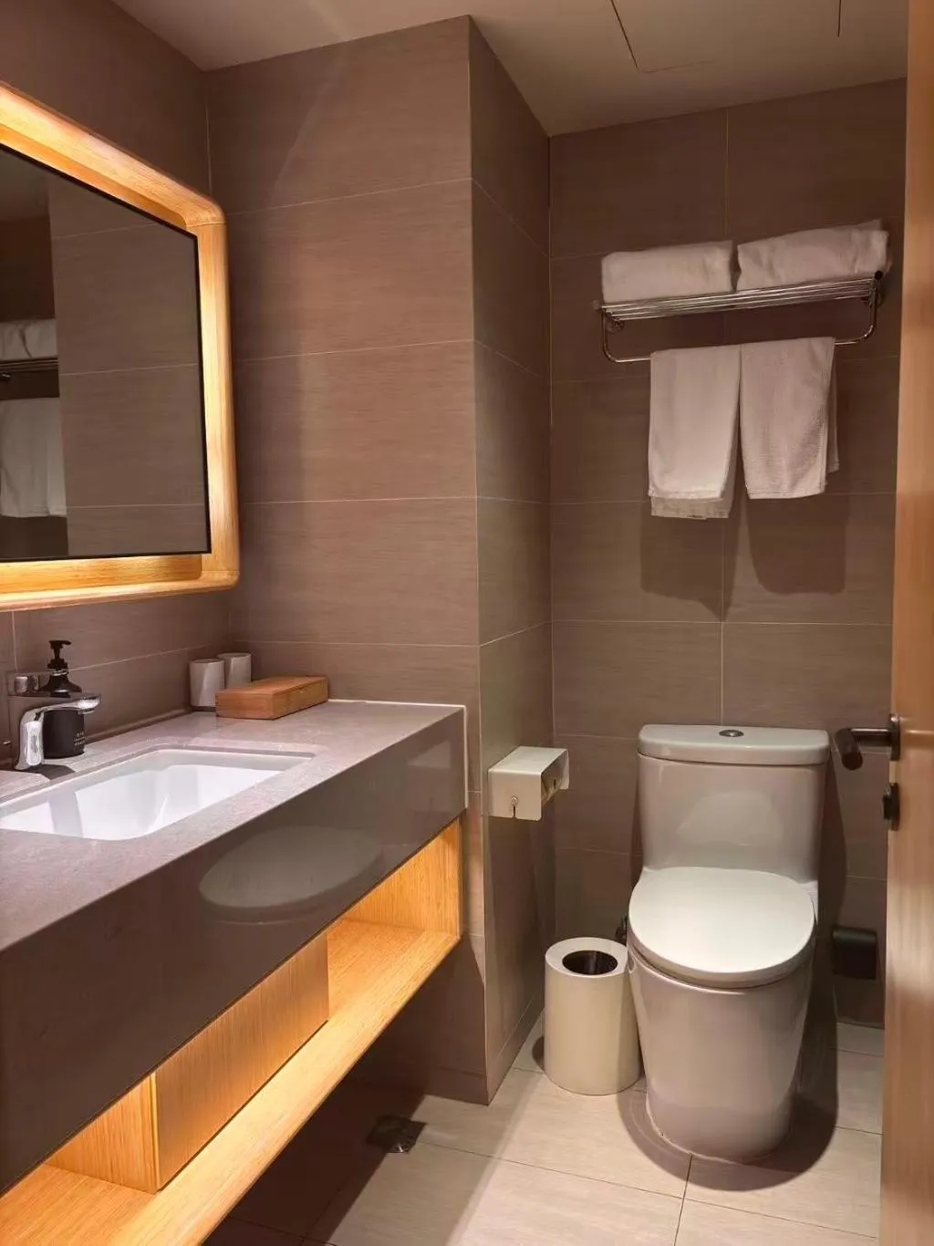 Toilet in JI Hotel Shanghai Hongqiao Airport Qixin Road