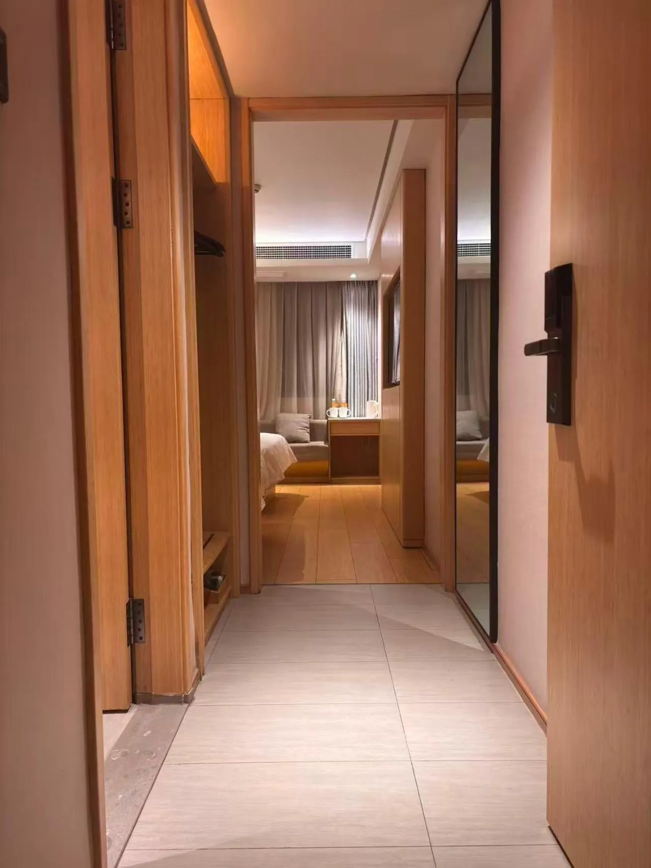wardrobe, Bed in JI Hotel Shanghai Hongqiao Airport Qixin Road
