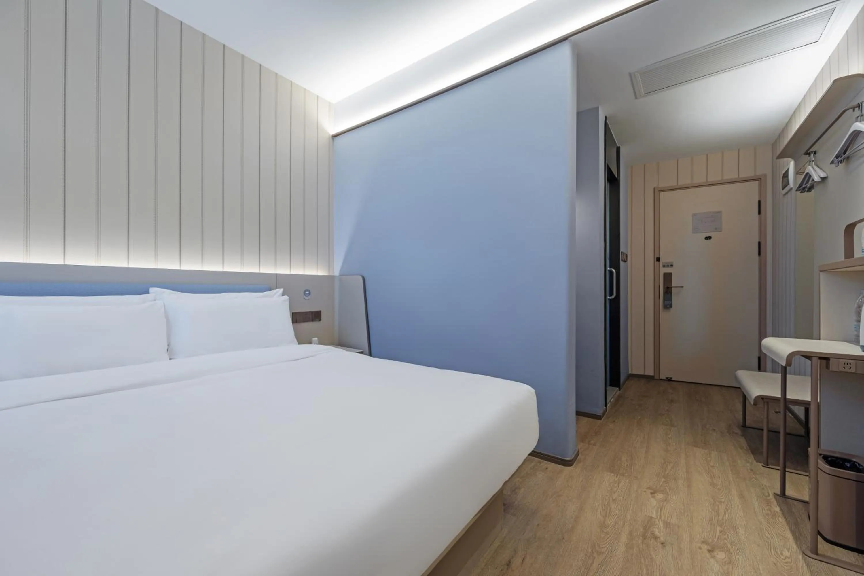 Photo of the whole room, Bed in Hanting Hotel Shanghai Hongqiao Hub Qibao Center