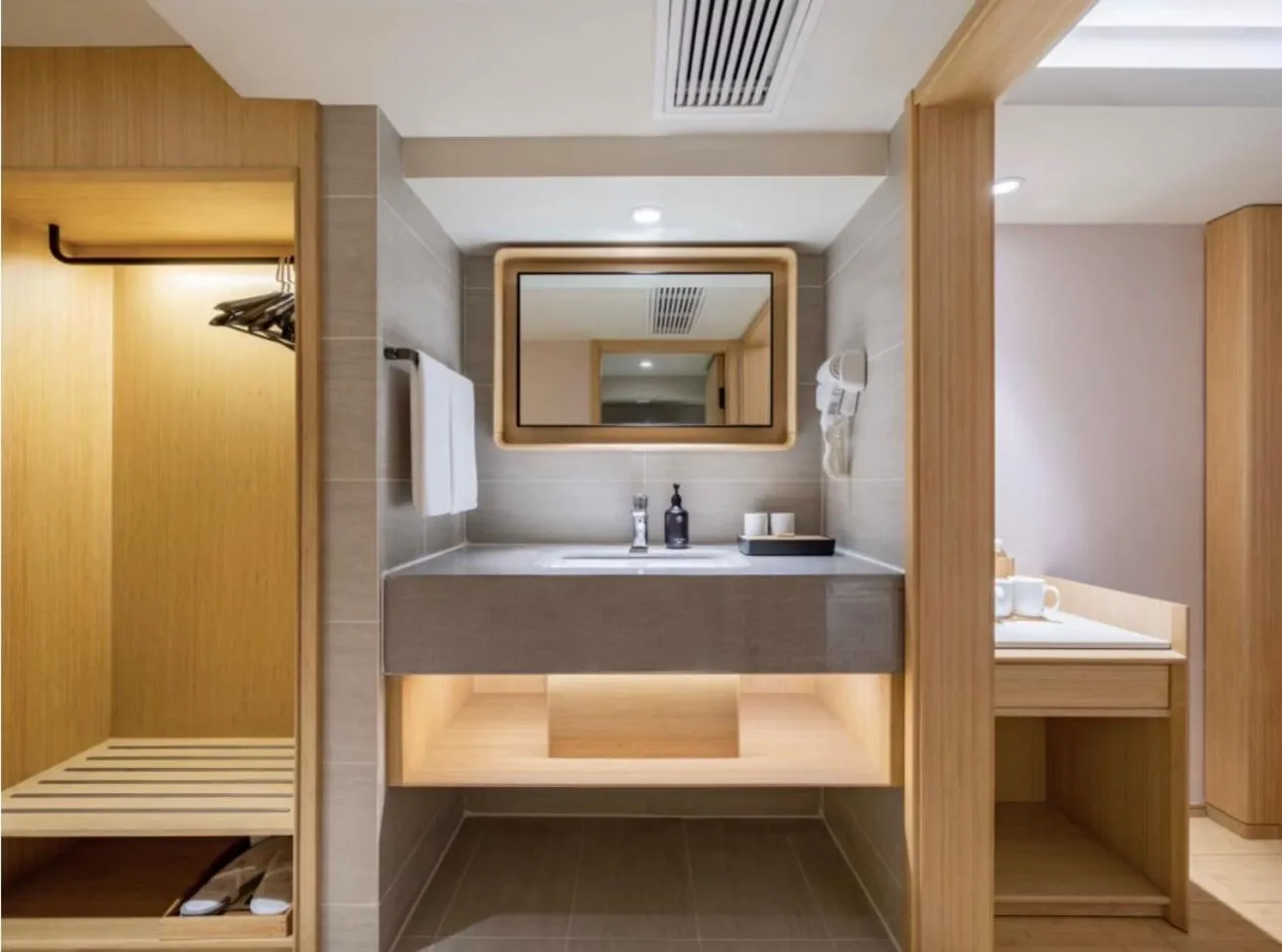 Bathroom in JI Hotel Shanghai Hongmei South Road Subway Station