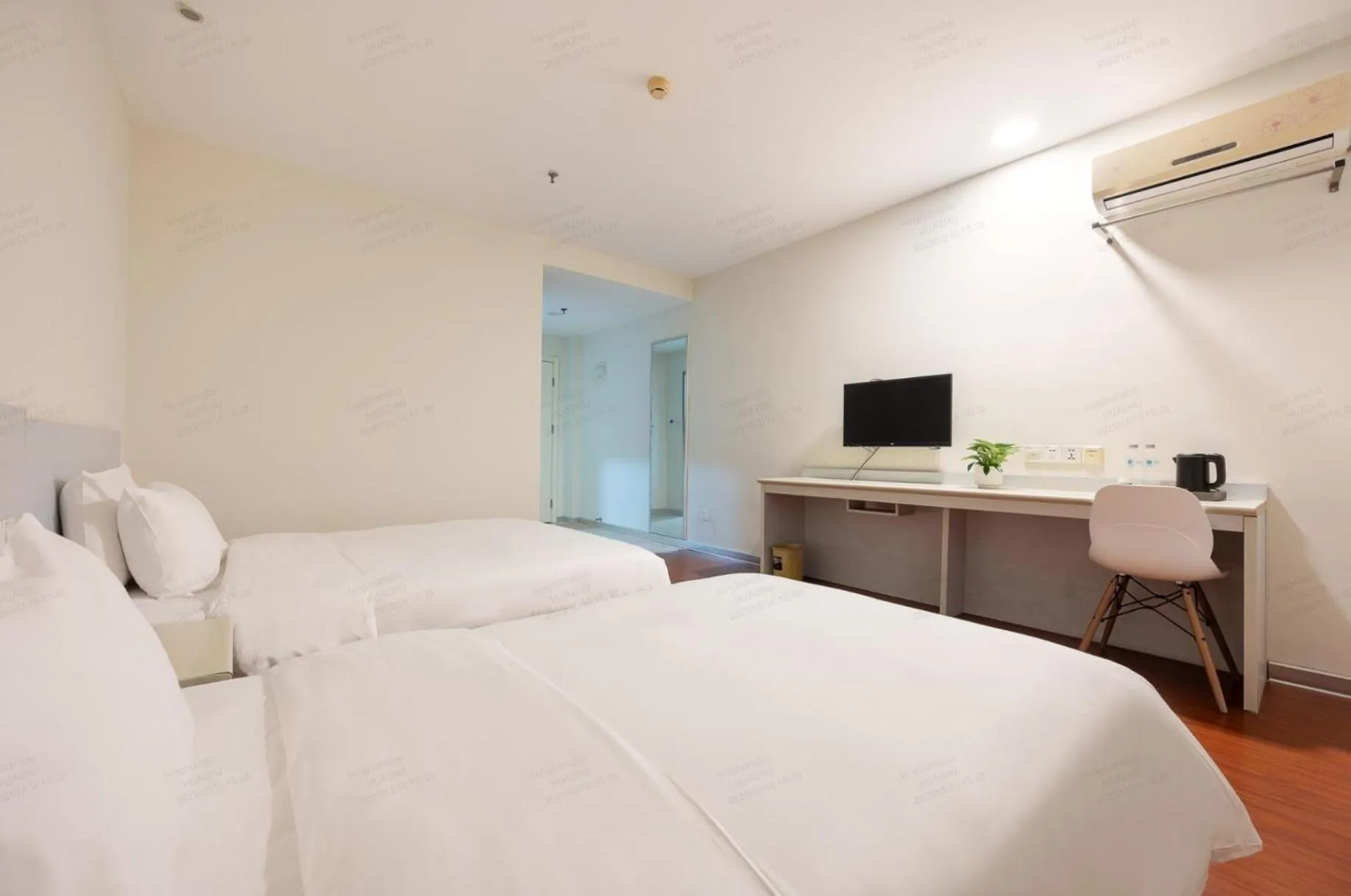 Bed in Hanting Hotel Shanghai Pudong Airport