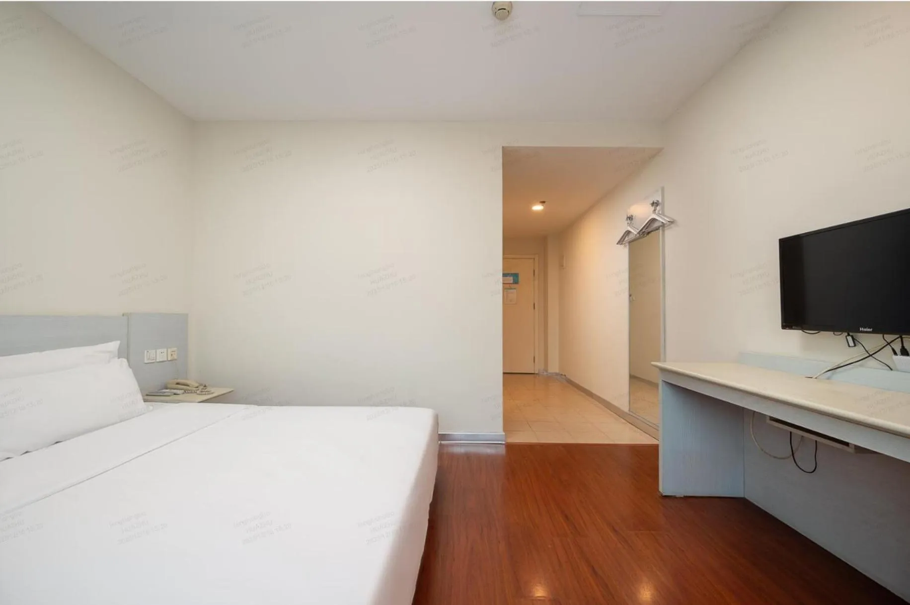 Bed in Hanting Hotel Shanghai Pudong Airport