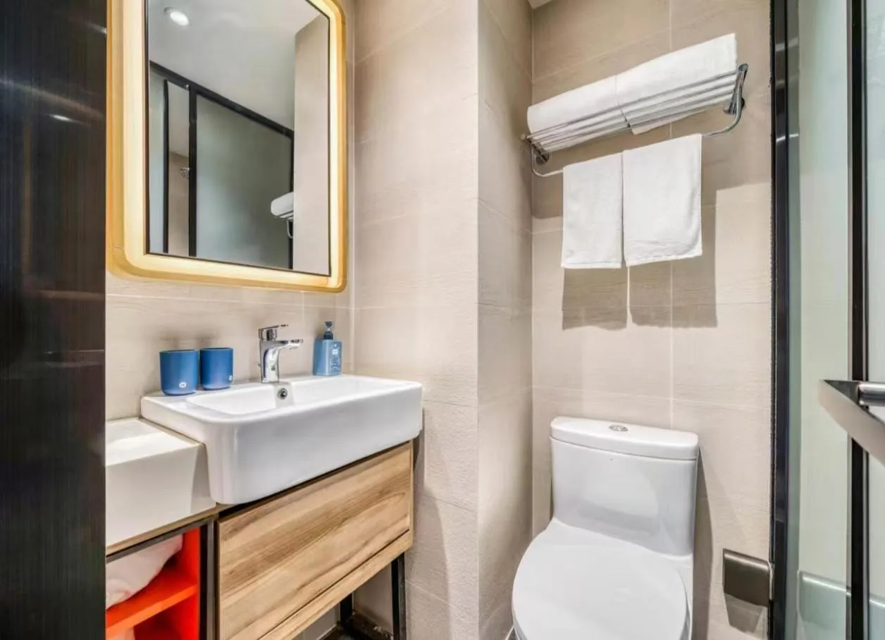 Toilet in Hanting Premium Hotel Shanghai Fengxian Sports Center