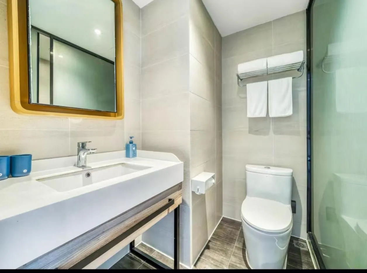 Toilet in Hanting Premium Hotel Shanghai Fengxian Sports Center