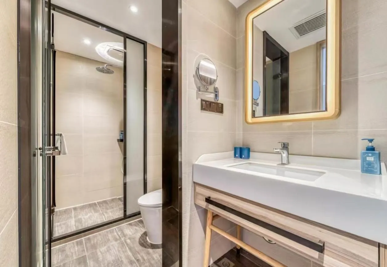 Toilet in Hanting Premium Hotel Shanghai Fengxian Sports Center