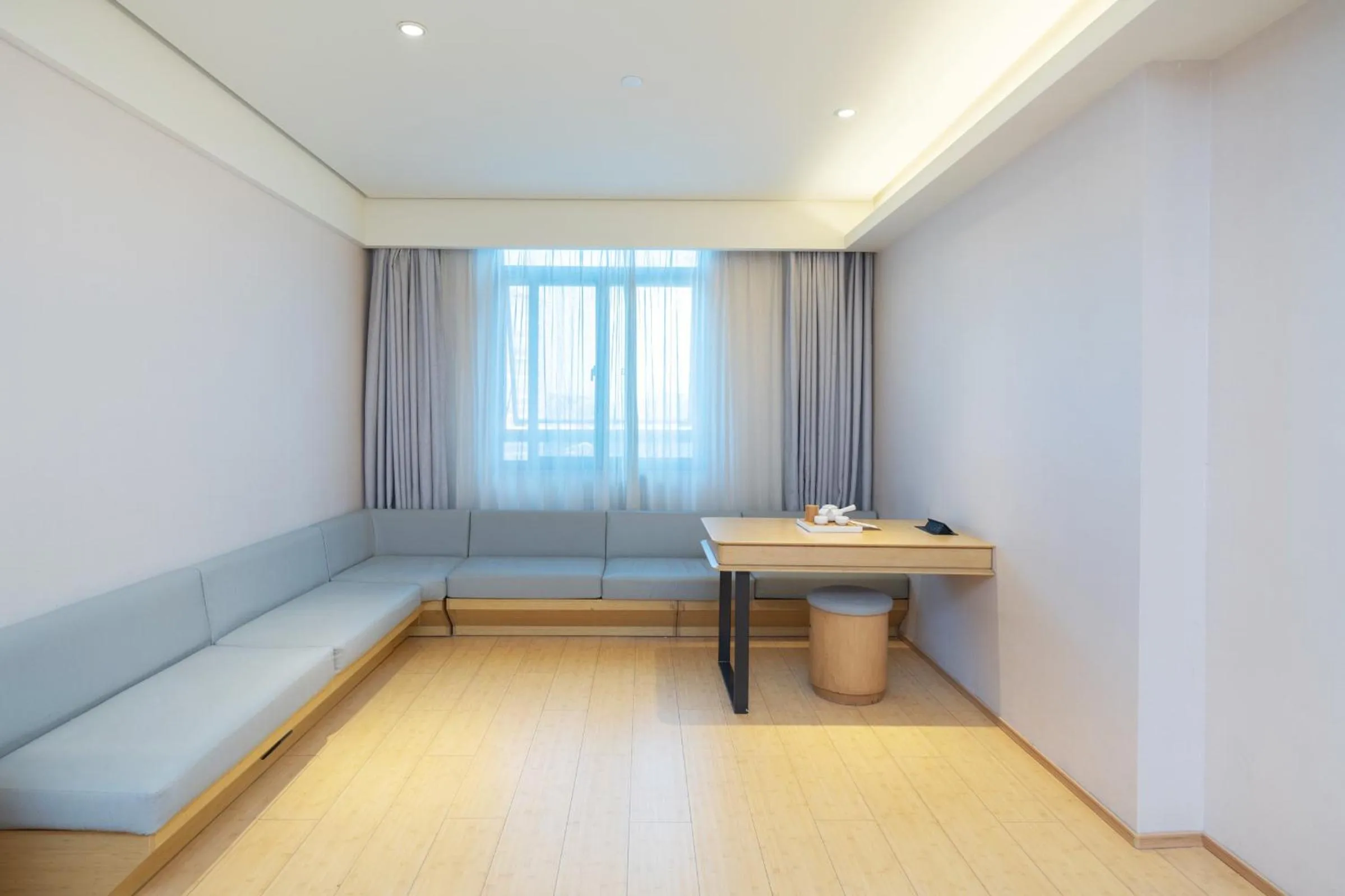 Seating area in JI Hotel Shanghai Jiuting Center