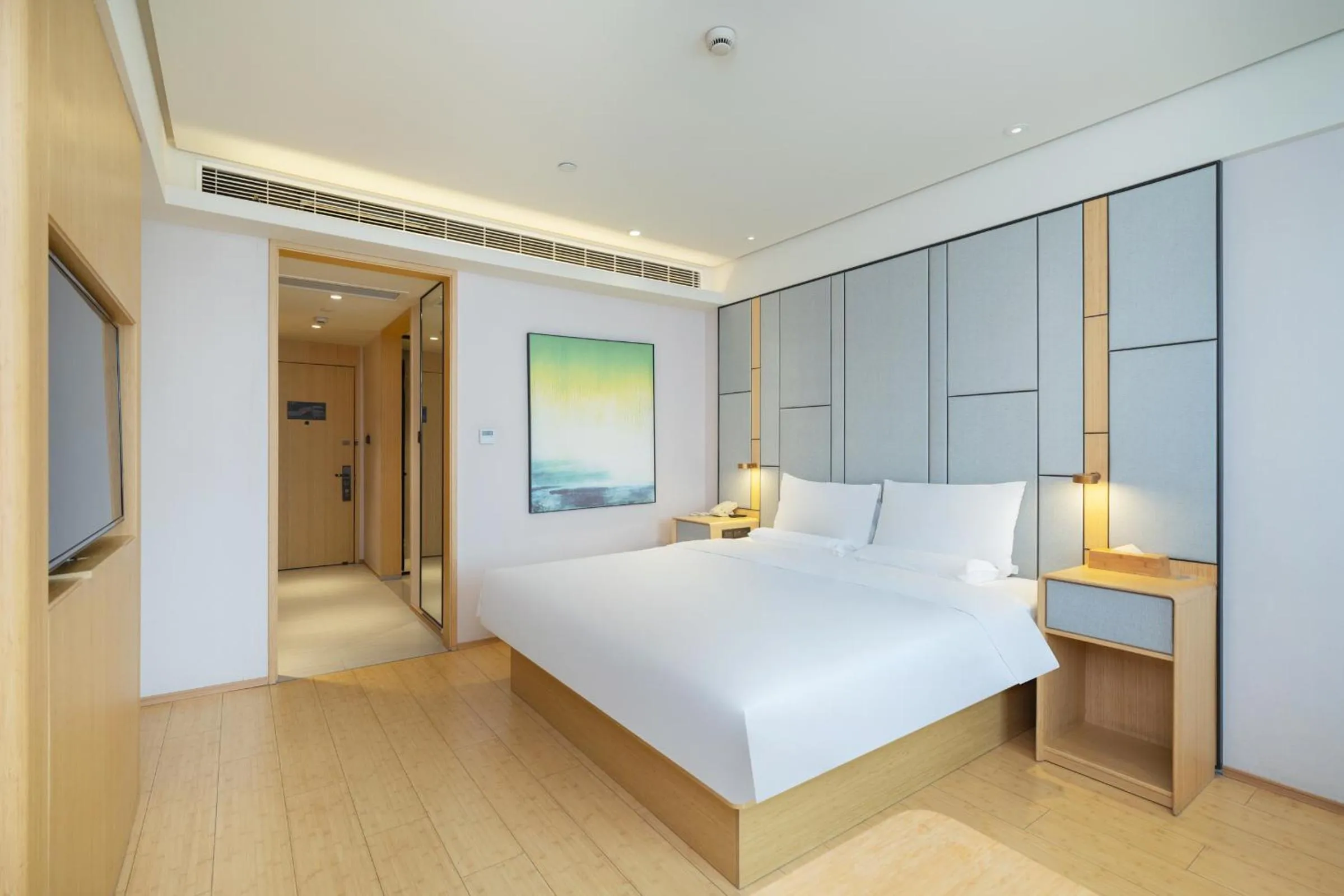 Photo of the whole room, Bed in JI Hotel Shanghai Jiuting Center