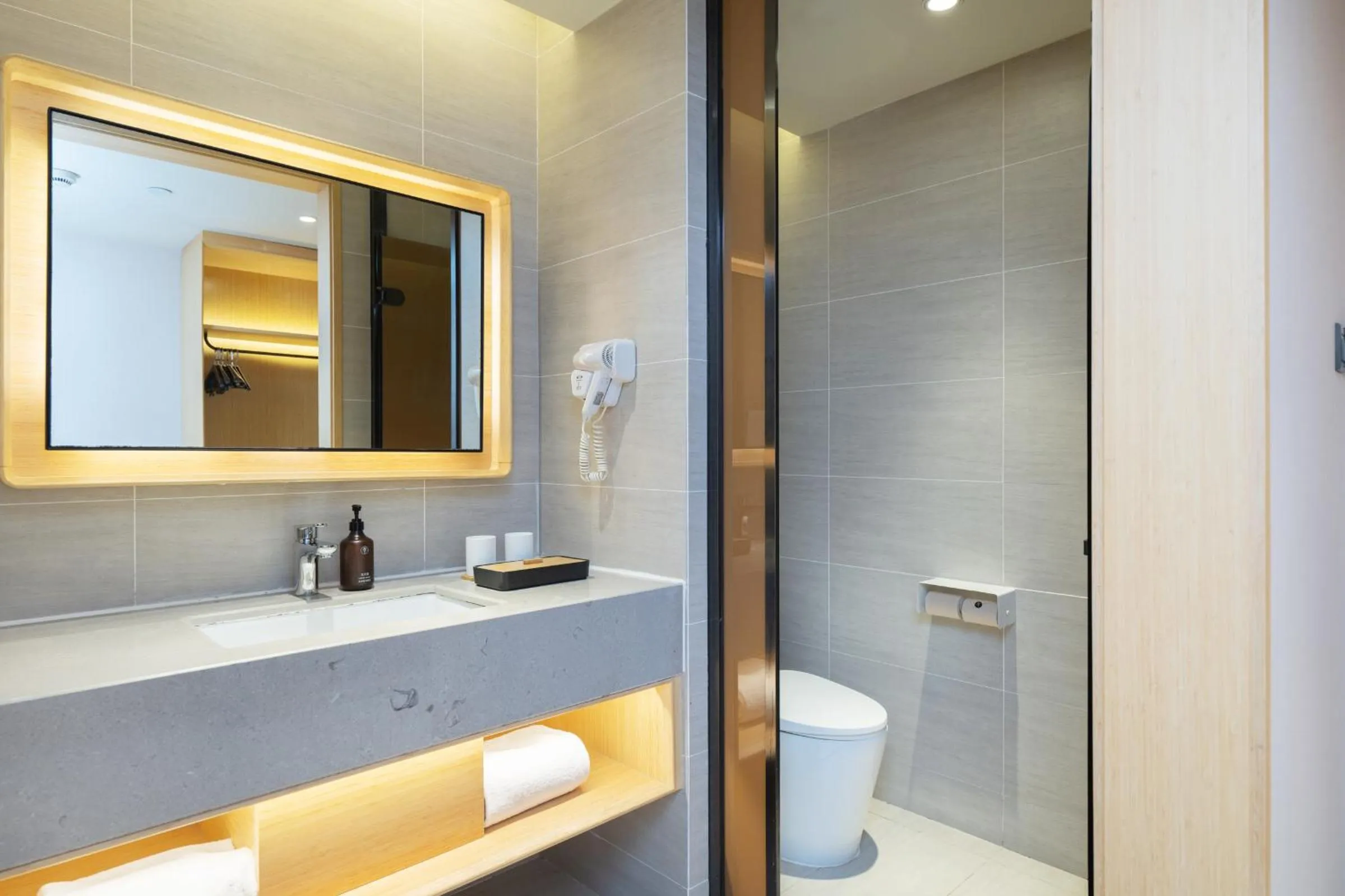 Toilet in JI Hotel Shanghai Jiuting Center