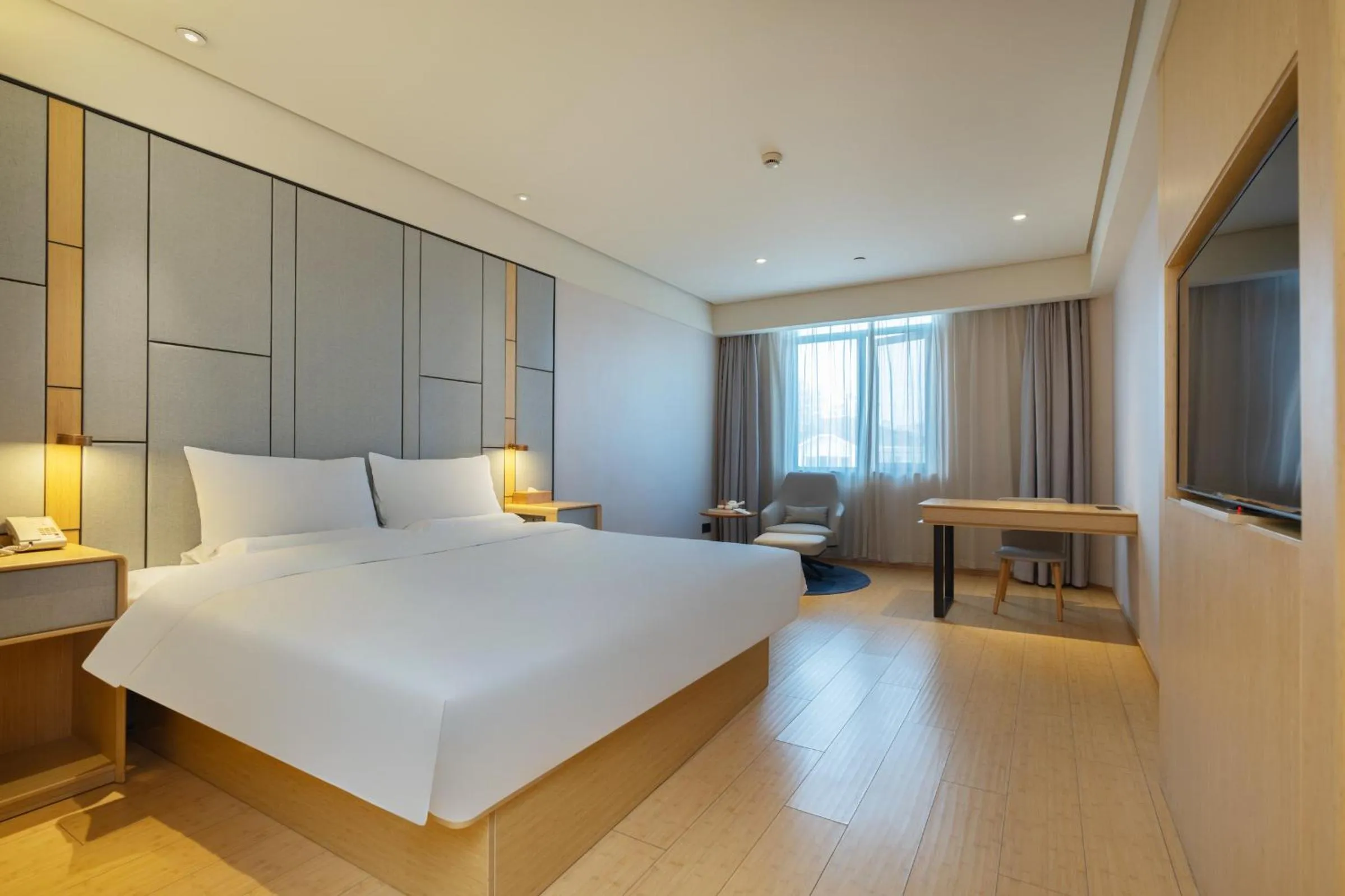Photo of the whole room, Bed in JI Hotel Shanghai Jiuting Center