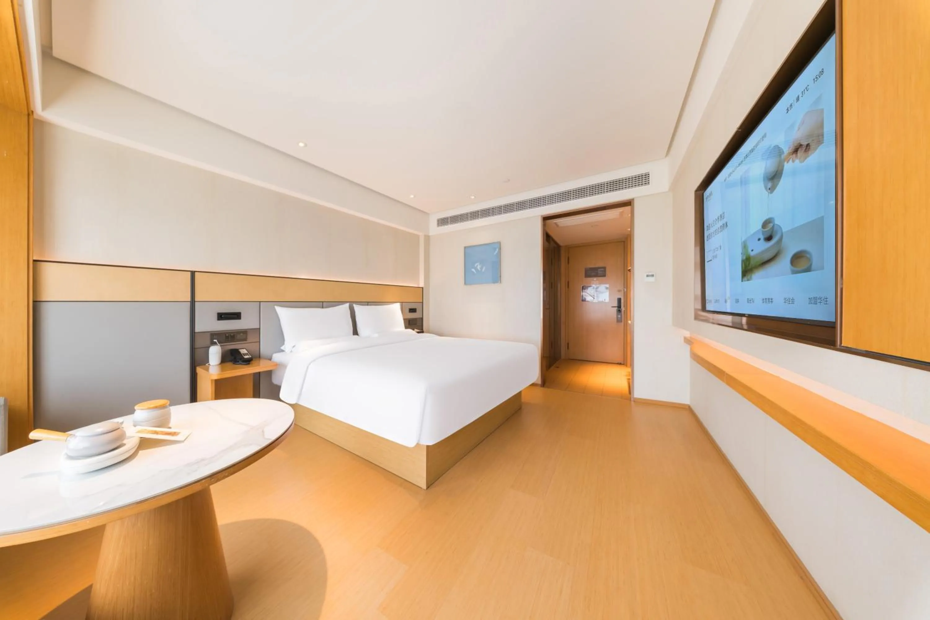 Photo of the whole room, Bed in JI Hotel Shanghai World Expo Sanlin Road