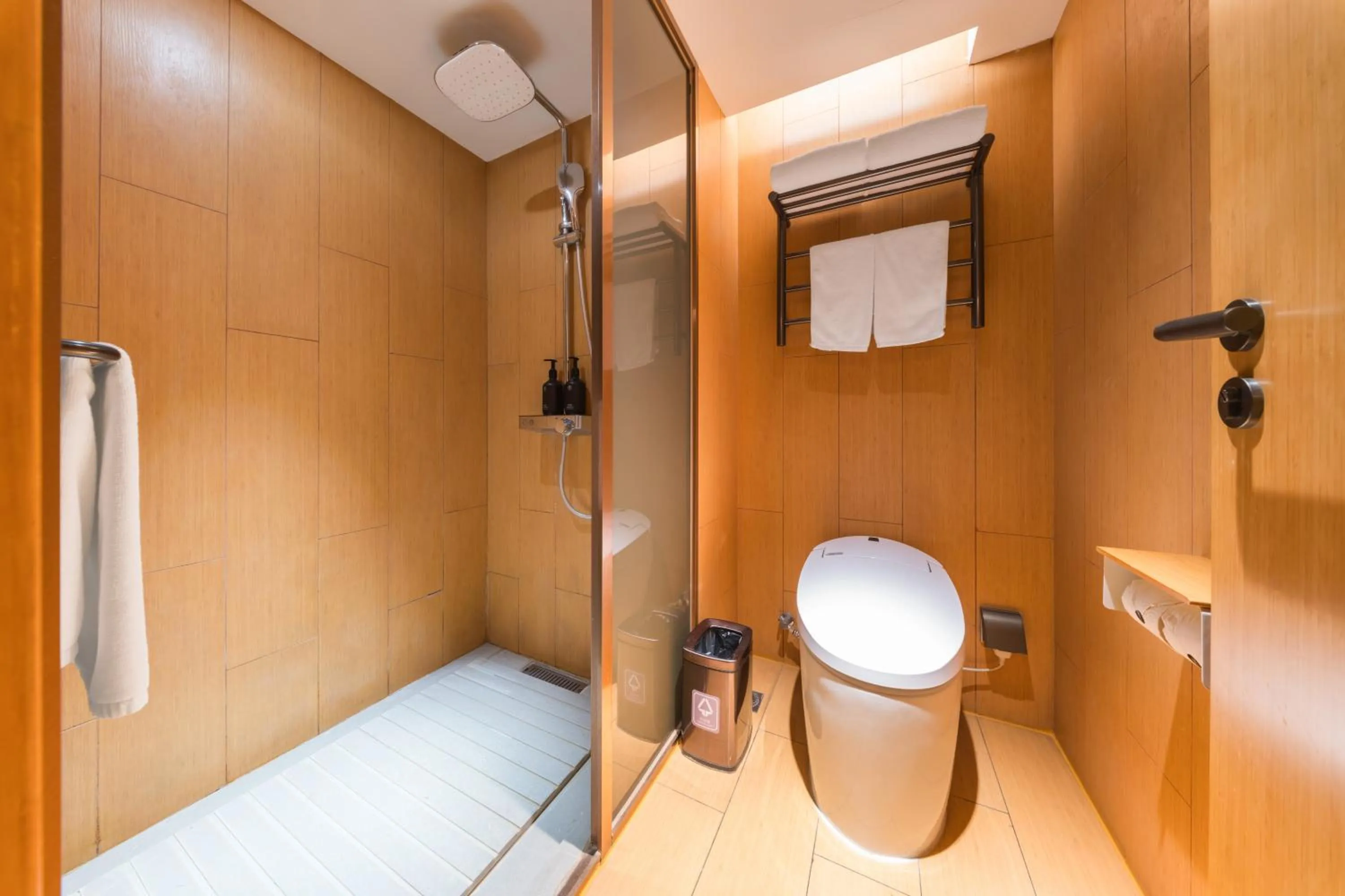 Toilet in JI Hotel Shanghai World Expo Sanlin Road