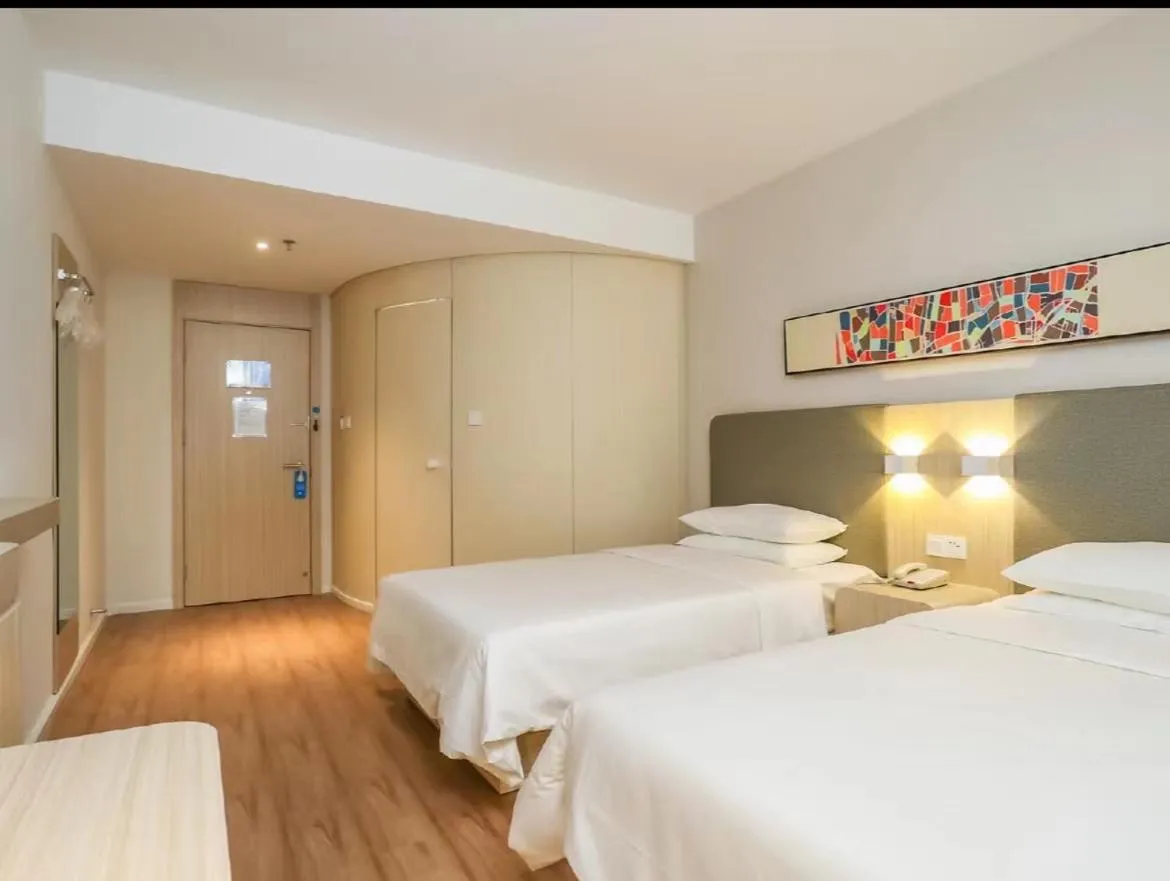 Bedroom, Bed in Hanting Hotel Nanjing Yangtze River Bridge North Subway Station