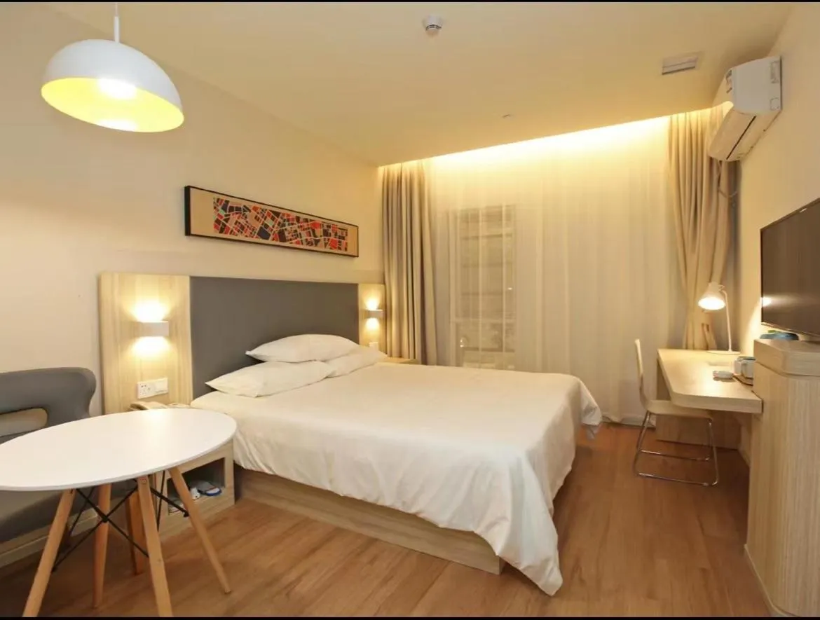 Bedroom, Bed in Hanting Hotel Nanjing Yangtze River Bridge North Subway Station