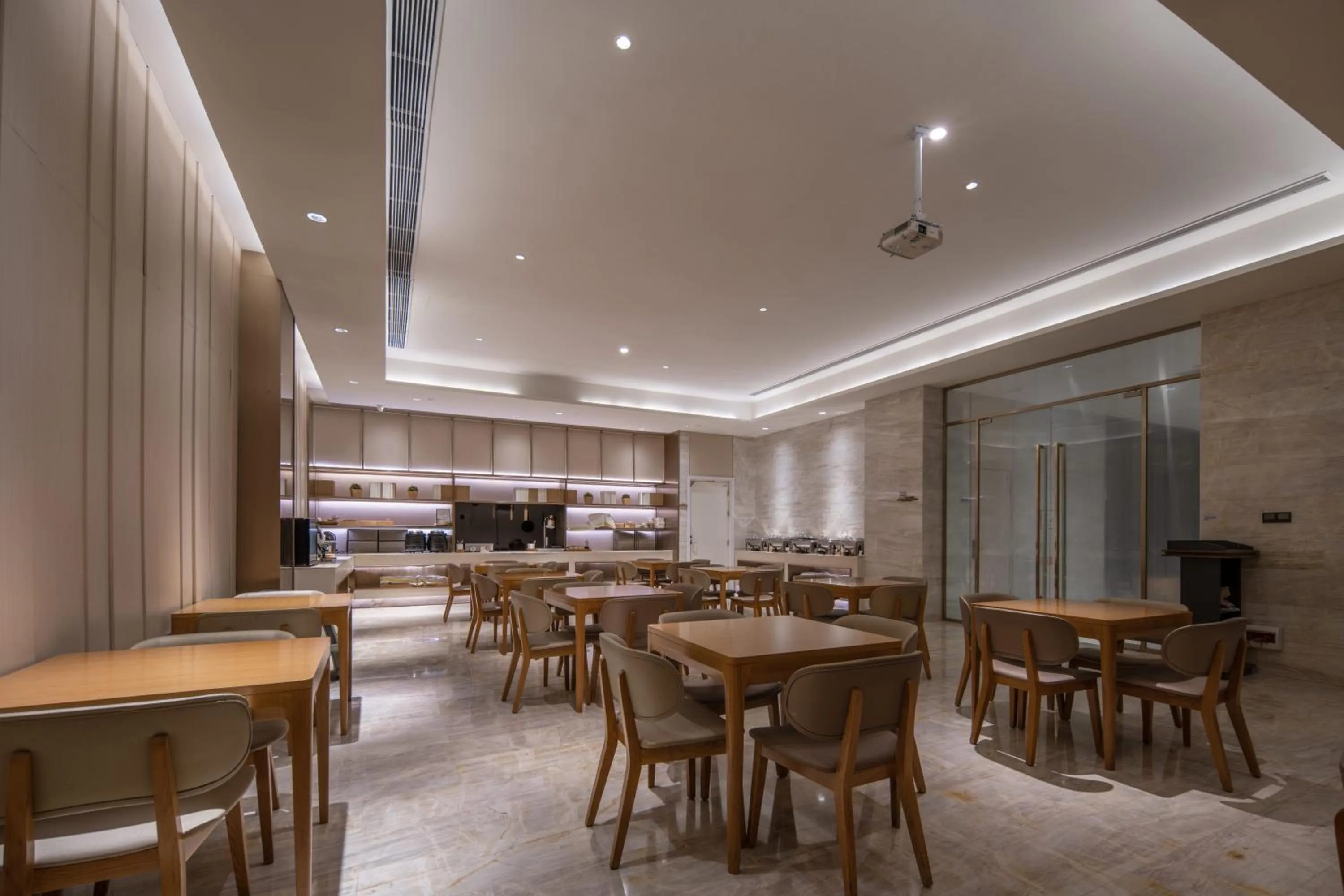 Restaurant/places to eat in JI Hotel Chongqing Liangjiang Happiness Plaza