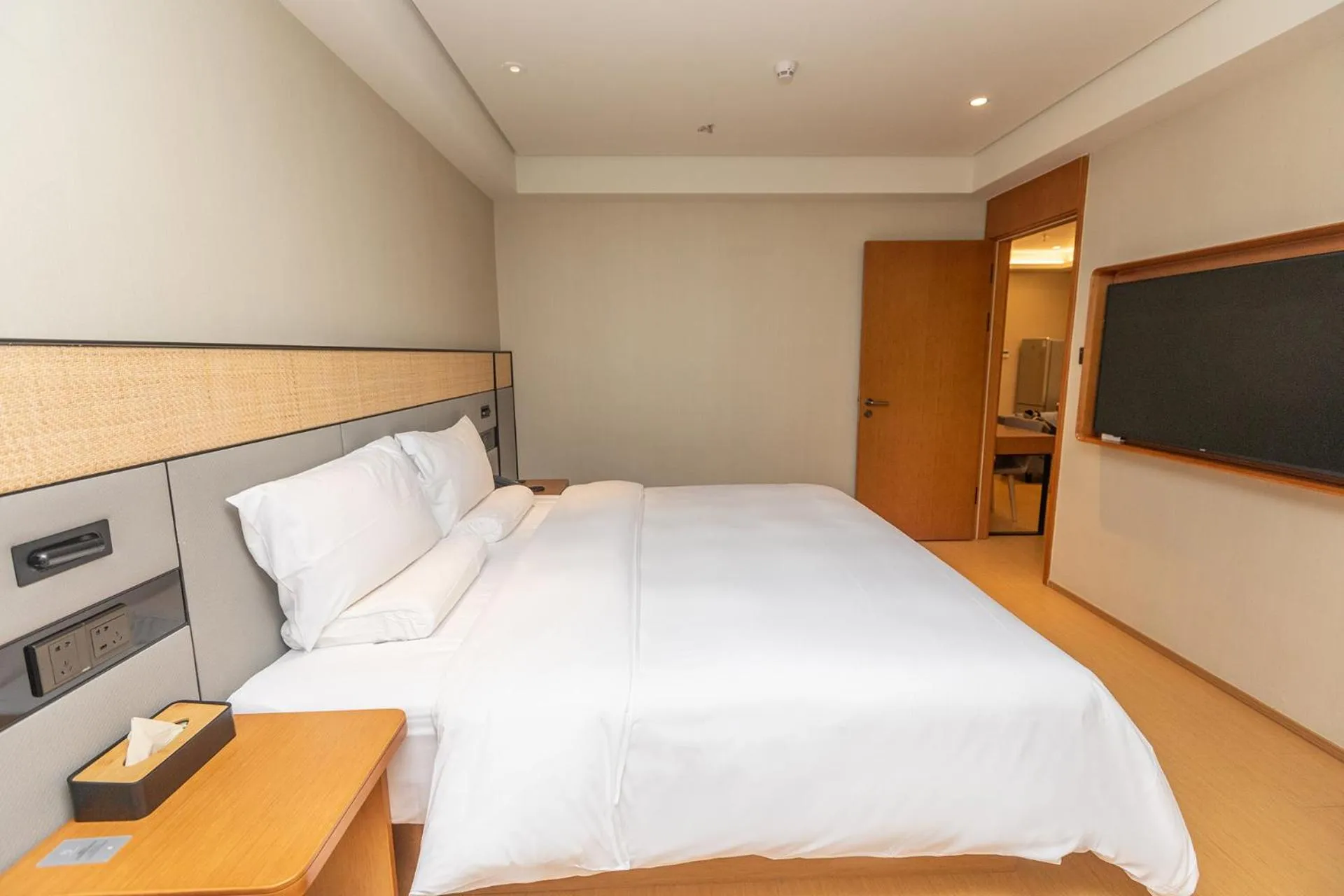 Bed in JI Hotel Shenzhen Shennan Avenue Huaqiang