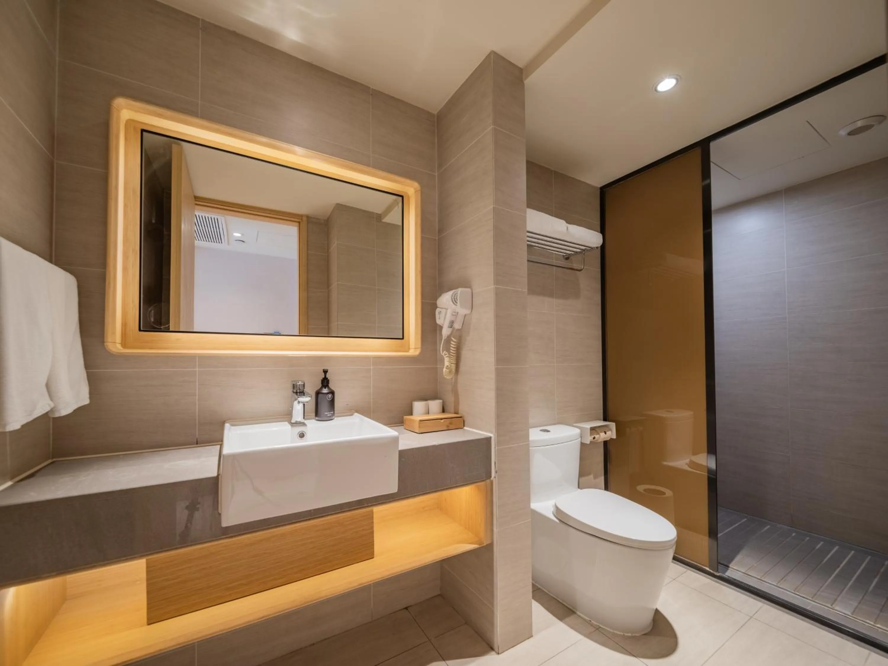 Toilet in JI Hotel Chengdu Zhaojue Temple Subway Station