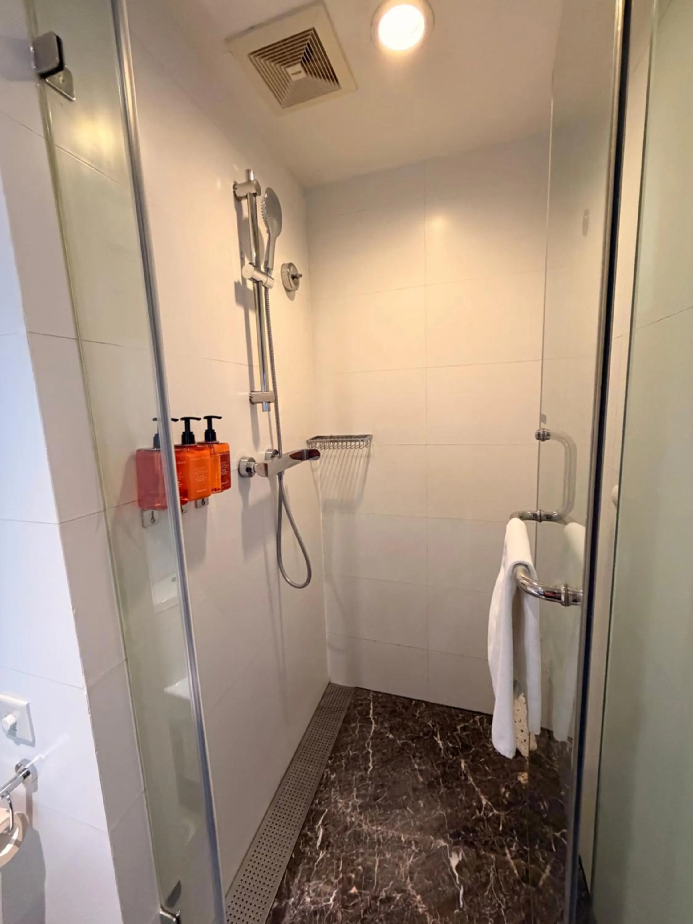 Shower in Orange Hotel Shanghai North Xizang Road Subway Station