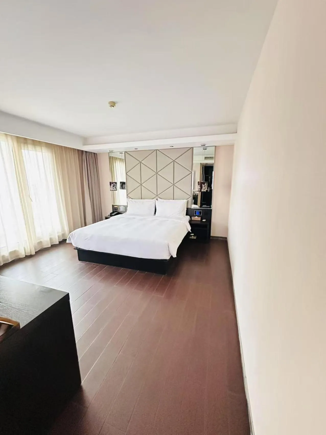 Seating area, Bed in Orange Hotel Shanghai North Xizang Road Subway Station