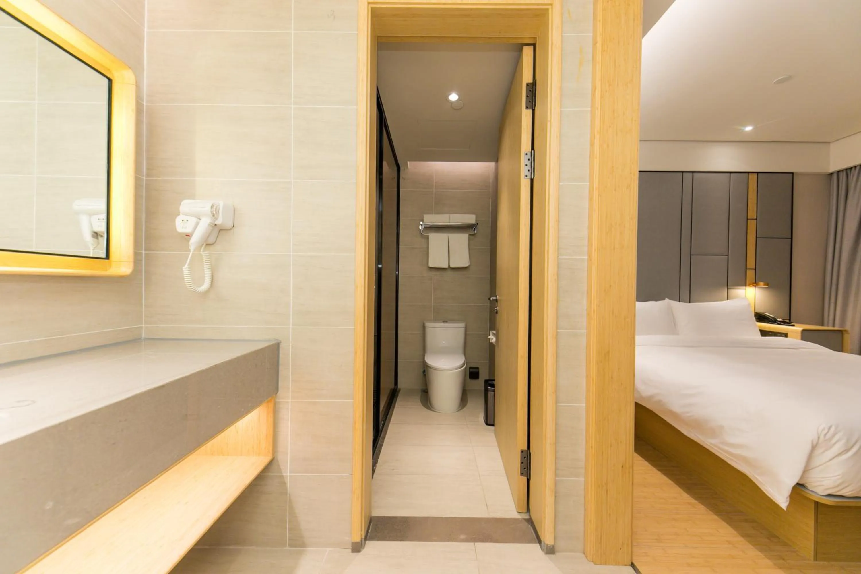 Bathroom, Bed in JI Hotel Shanghai Jing'an Daning Park