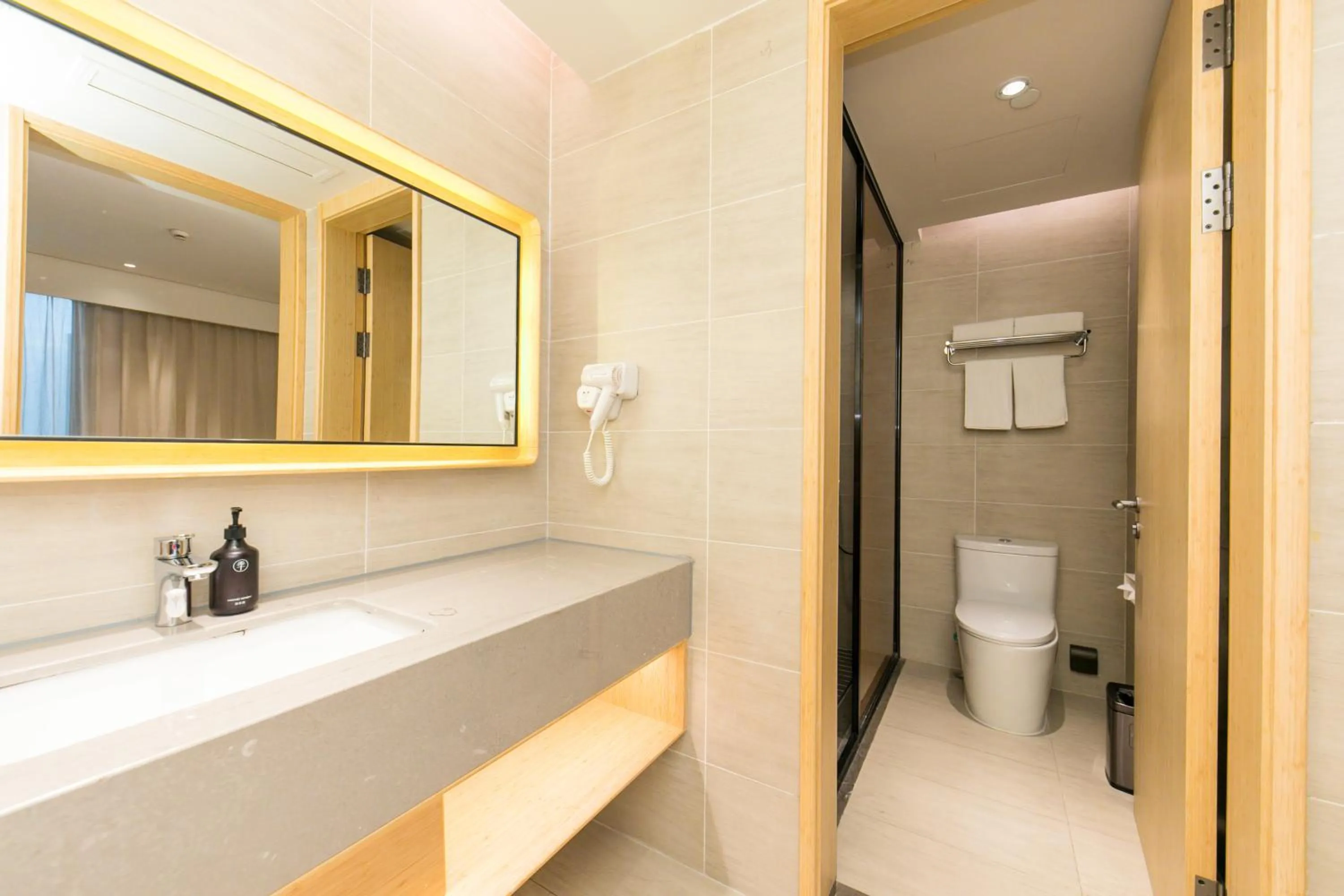 Toilet in JI Hotel Shanghai Jing'an Daning Park