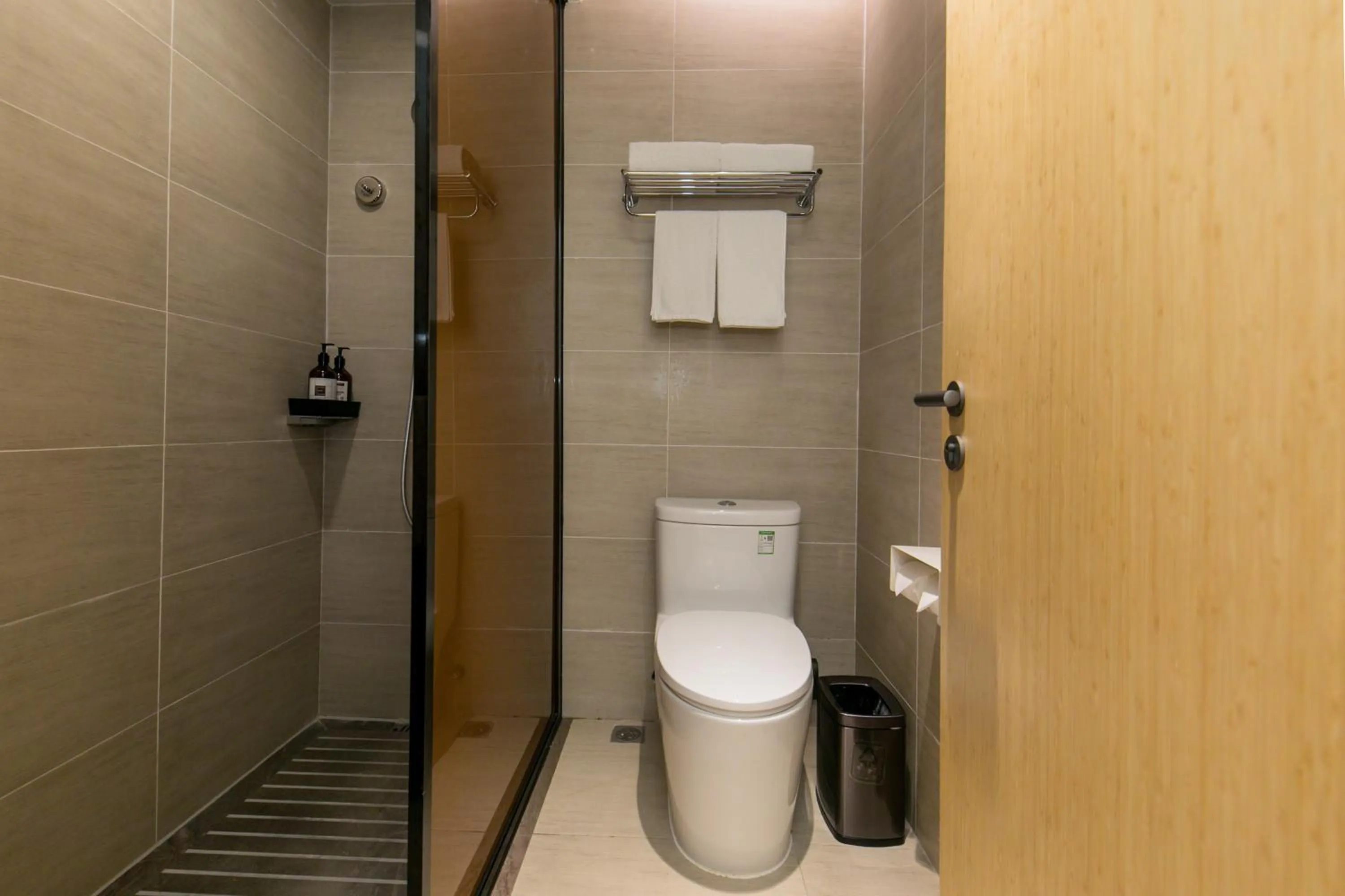 Shower in JI Hotel Shanghai Jing'an Daning Park