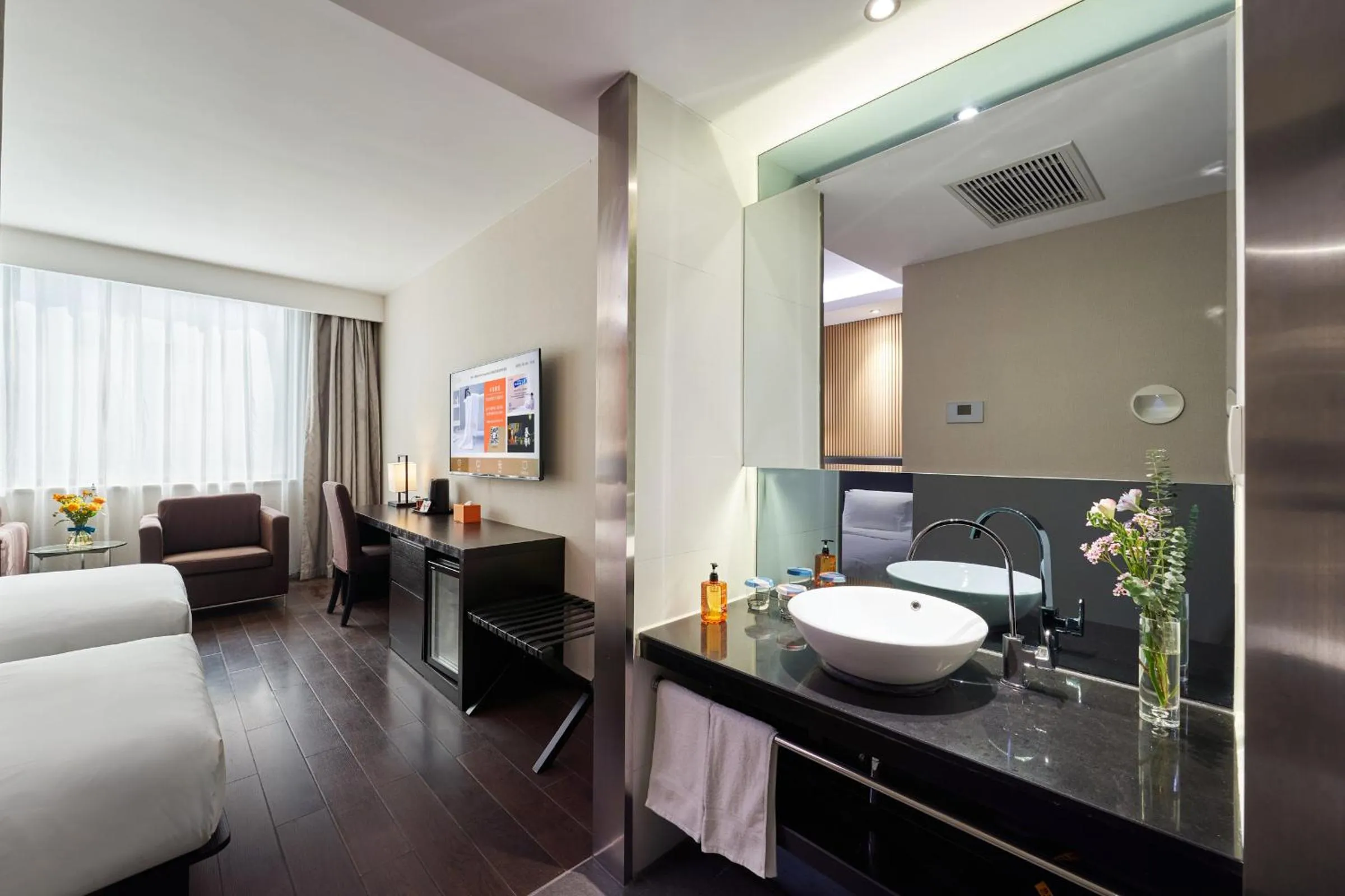 On site, Bed in Orange Hotel Shanghai Xujiahui Caobao Road Subway Station