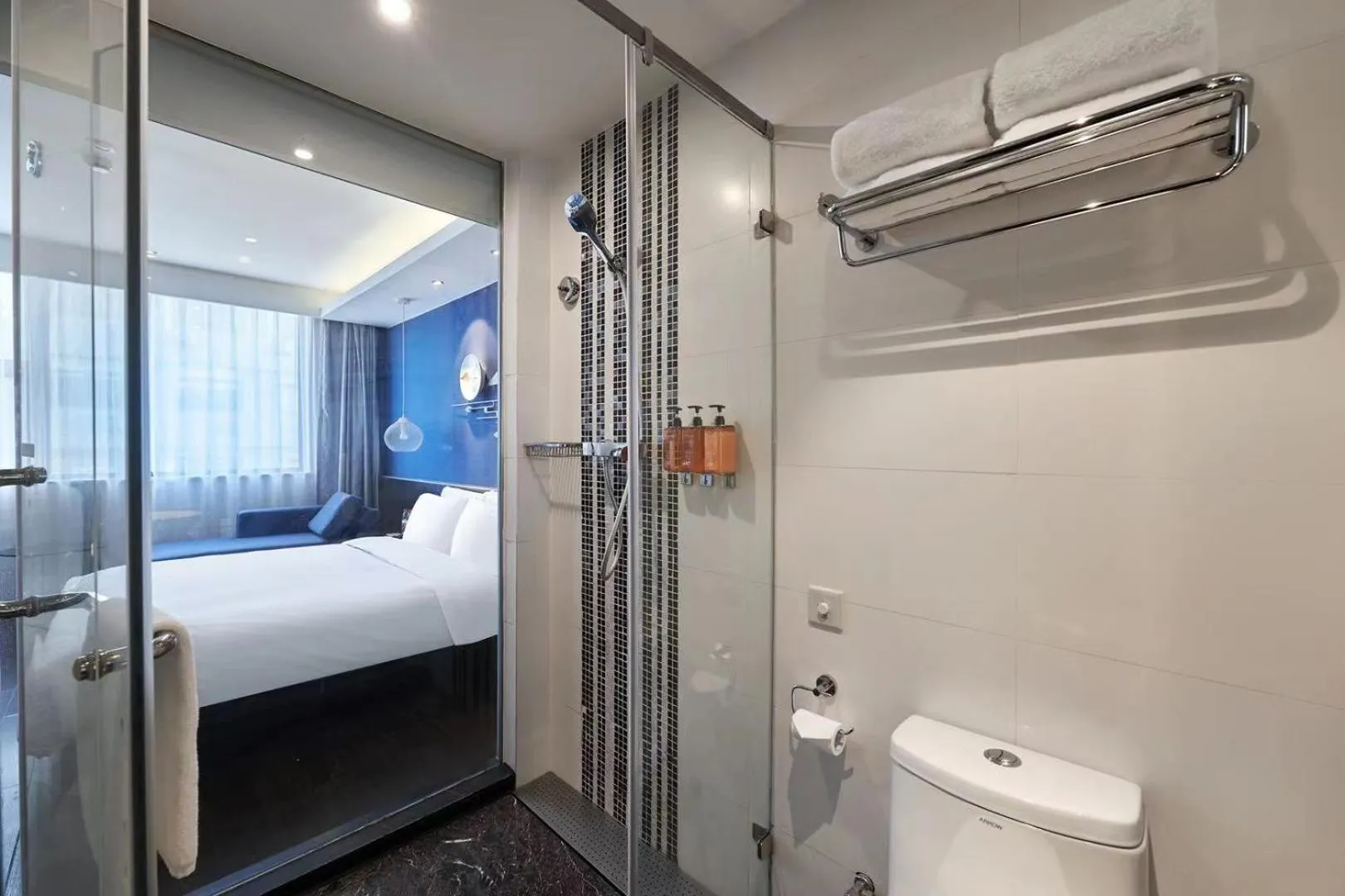 On site, Bed in Orange Hotel Shanghai Xujiahui Caobao Road Subway Station