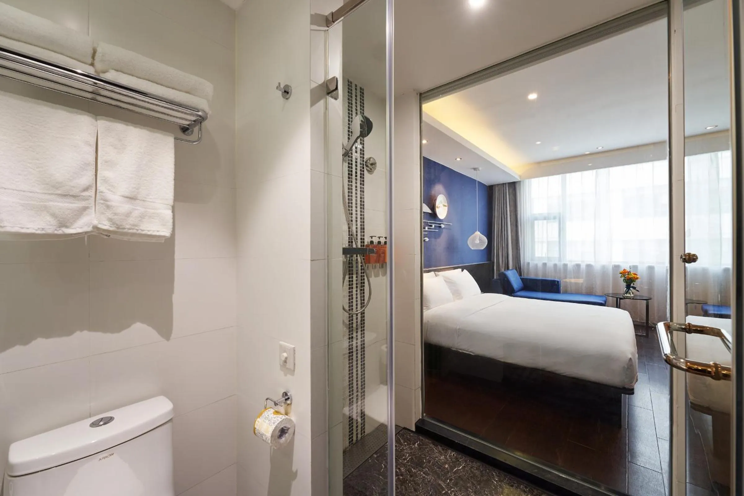 On site, Bed in Orange Hotel Shanghai Xujiahui Caobao Road Subway Station
