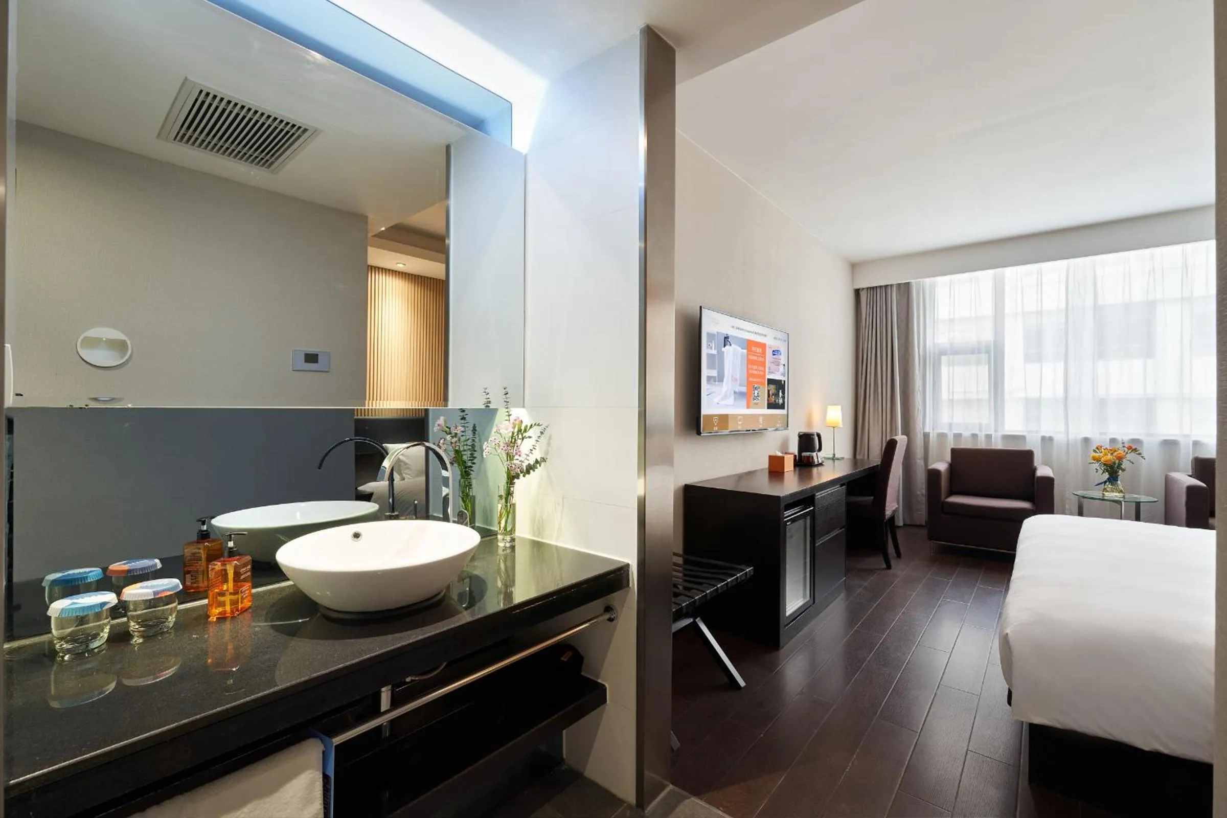 On site in Orange Hotel Shanghai Xujiahui Caobao Road Subway Station