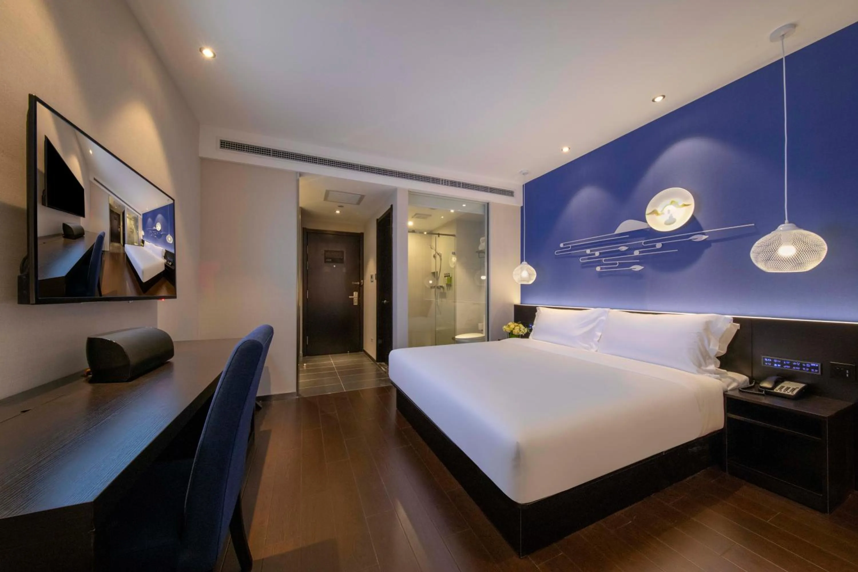 Bedroom, Bed in Orange Hotel Shanghai Hongqiao Railway Station Qixin Road (formerly Hongqiao National Exhibition and Convention Center Qixin Road Branch)