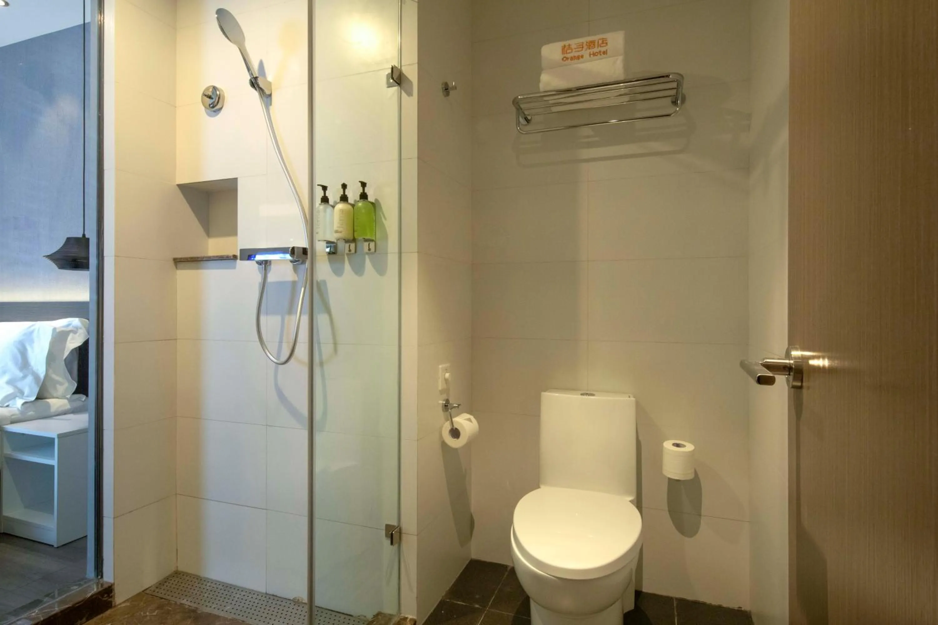 Toilet in Orange Hotel Shanghai Hongqiao Railway Station Qixin Road (formerly Hongqiao National Exhibition and Convention Center Qixin Road Branch)