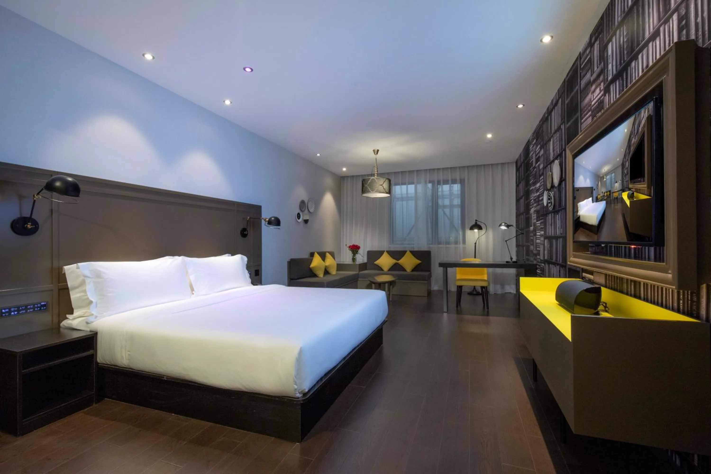 Bedroom, Bed in Orange Hotel Shanghai Hongqiao Railway Station Qixin Road (formerly Hongqiao National Exhibition and Convention Center Qixin Road Branch)