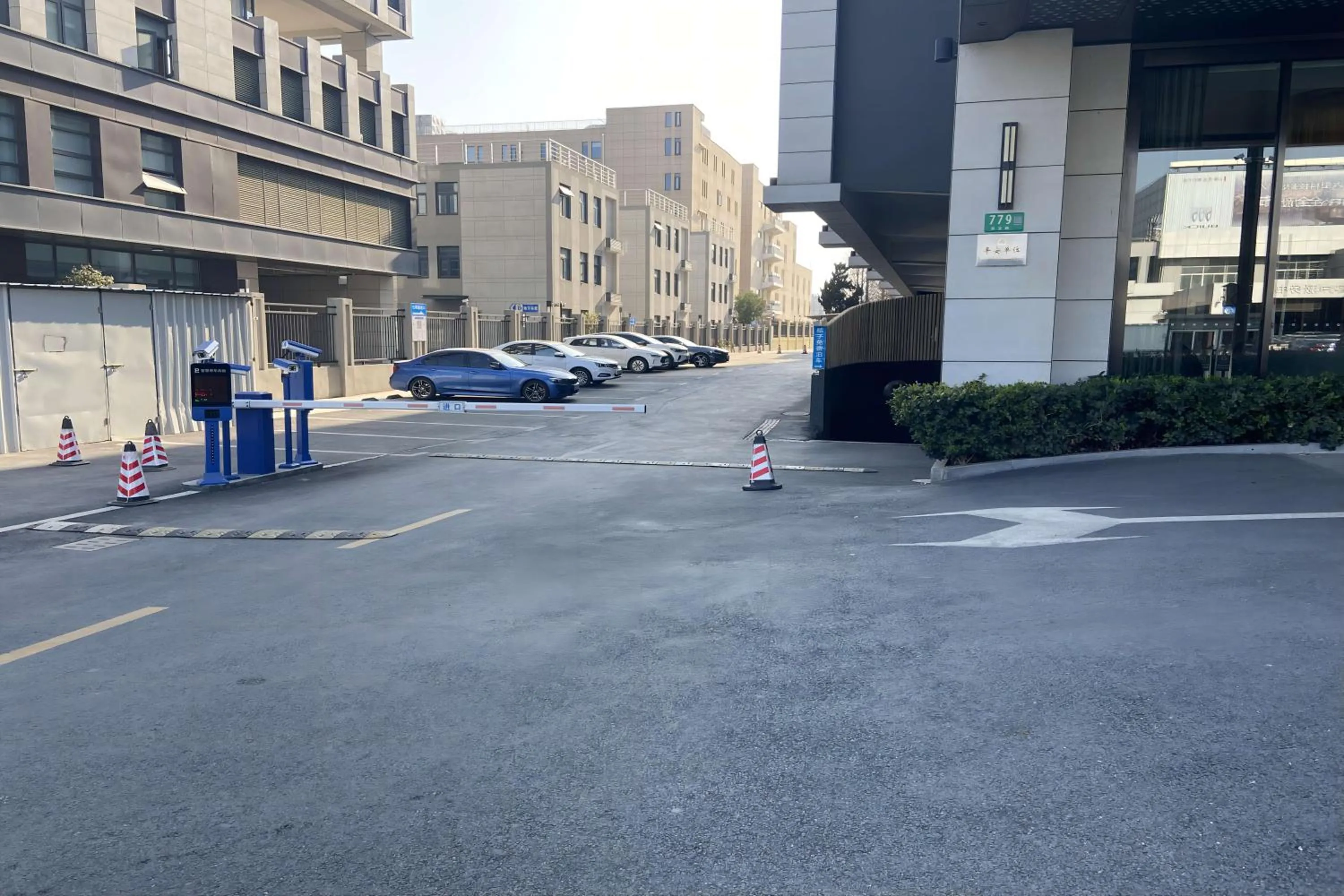 Parking in Orange Hotel Shanghai Hongqiao Railway Station Qixin Road (formerly Hongqiao National Exhibition and Convention Center Qixin Road Branch)