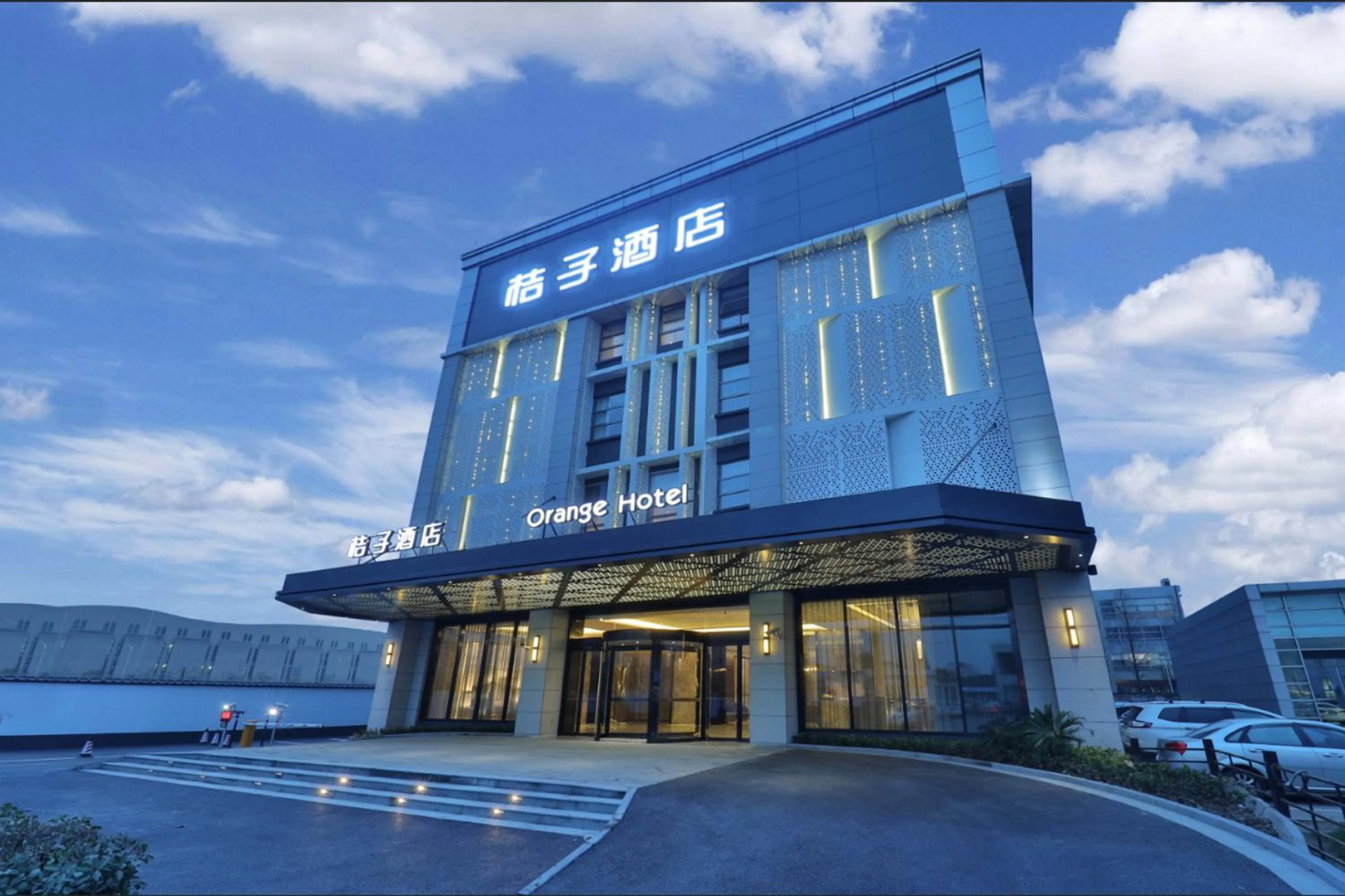 Property building in Orange Hotel Shanghai Hongqiao Railway Station Qixin Road (formerly Hongqiao National Exhibition and Convention Center Qixin Road Branch)