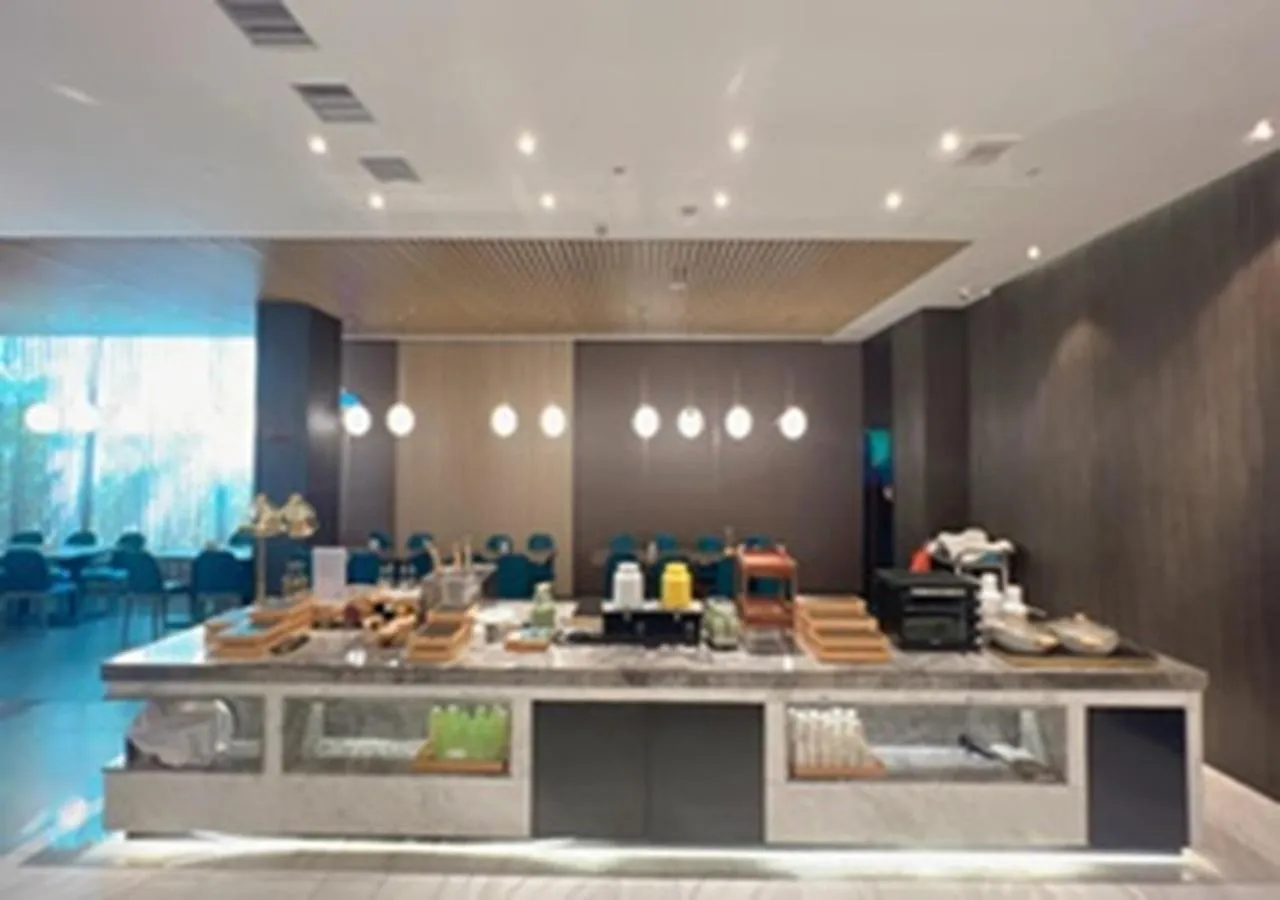 Restaurant/places to eat in Orange Hotel Suzhou North Station Cailian Square