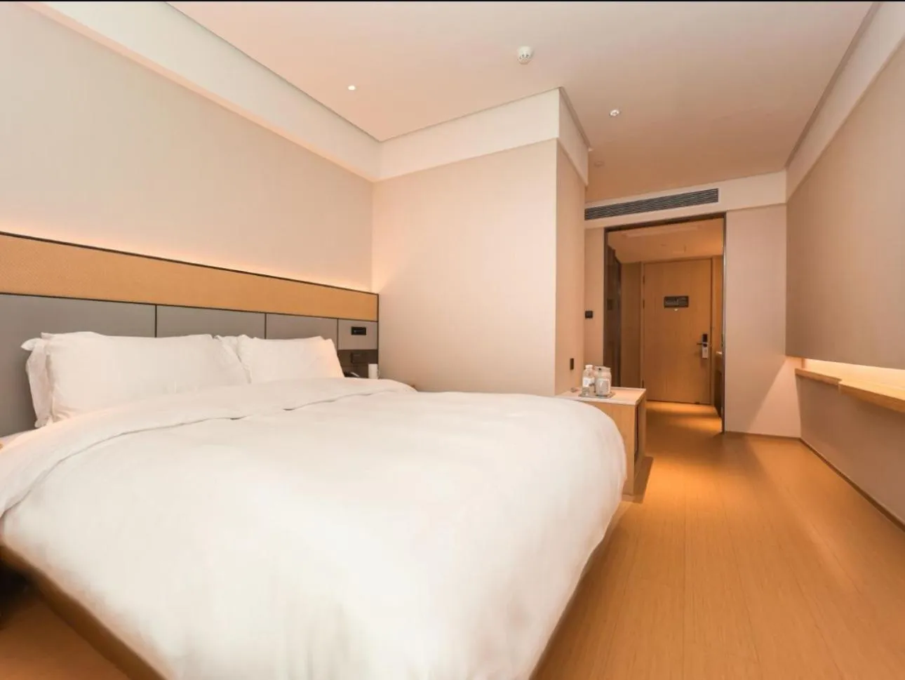 Photo of the whole room, Bed in JI Hotel Nanjing Baijia Lake