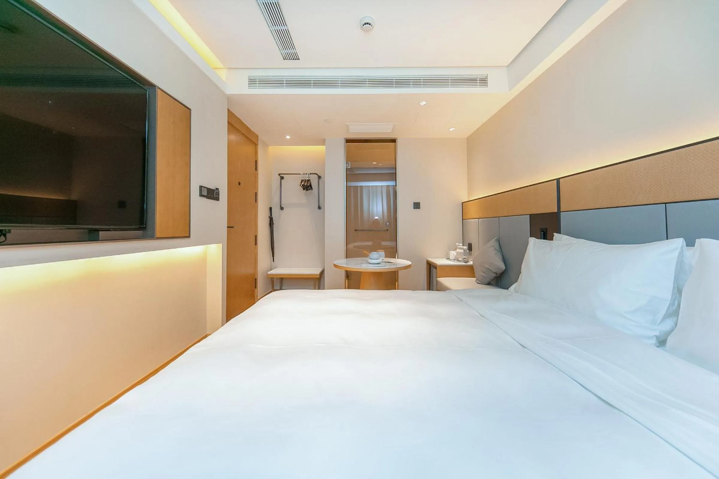 Bed in JI Hotel Shanghai Lujiabang Road Subway Station